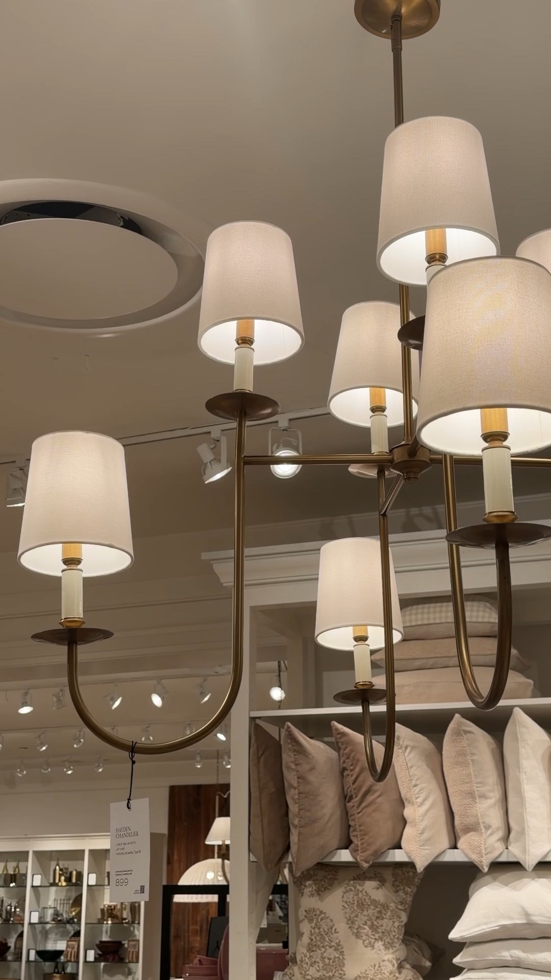 My newest obsession 🤩 LOVING this antique brass chandelier under $900

Chandelier, light fixture, living room, dining room, bedroom, home, lighting, new build

#LTKHome #LTKU #LTKSaleAlert