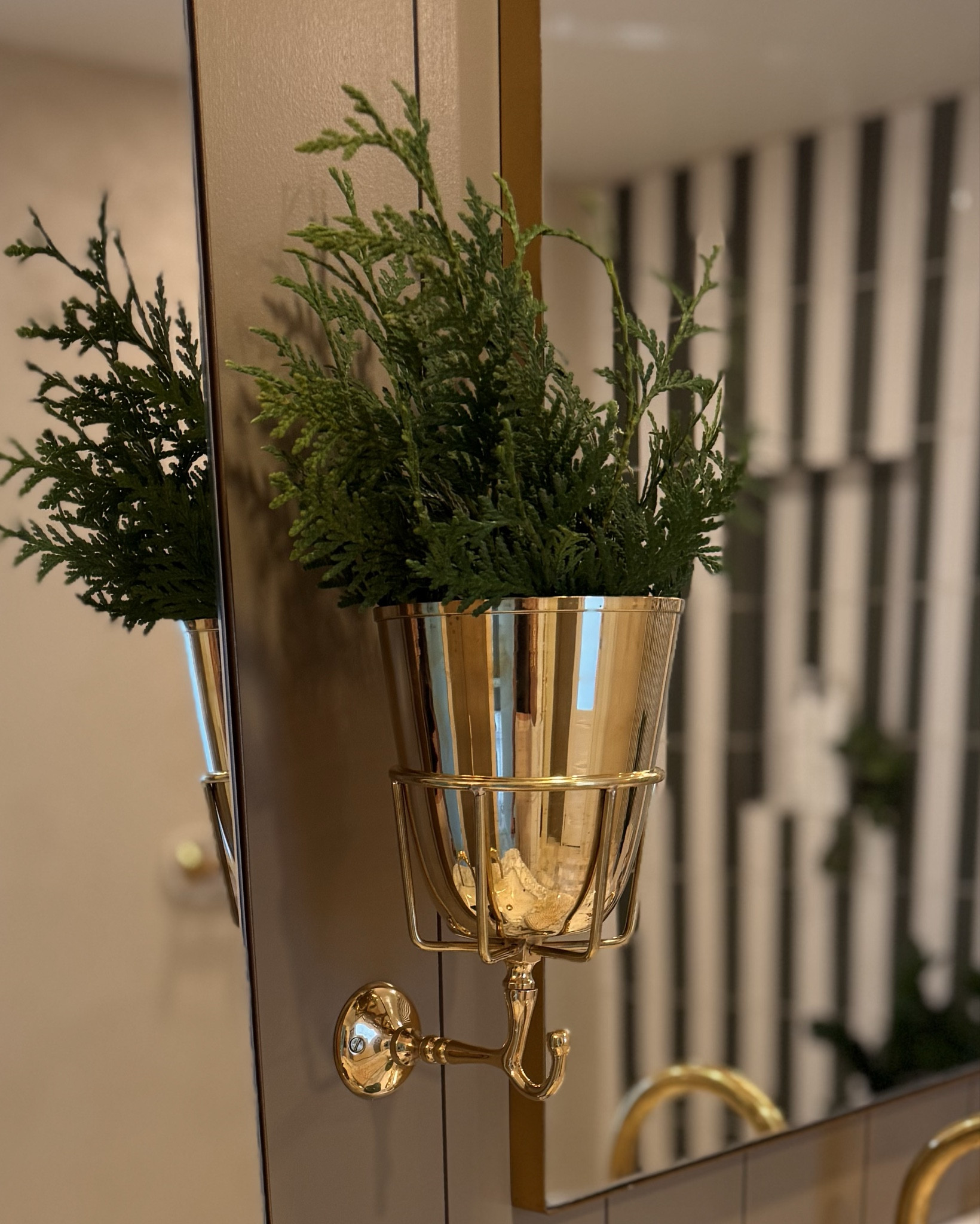 Anything unlacquered brass I am obsessed with!!! This would be so cute in a kitchen with a dish towel hanging from it and fresh flowers!!

#LTKHoliday #LTKdayinmylife #LTKGiftGuide