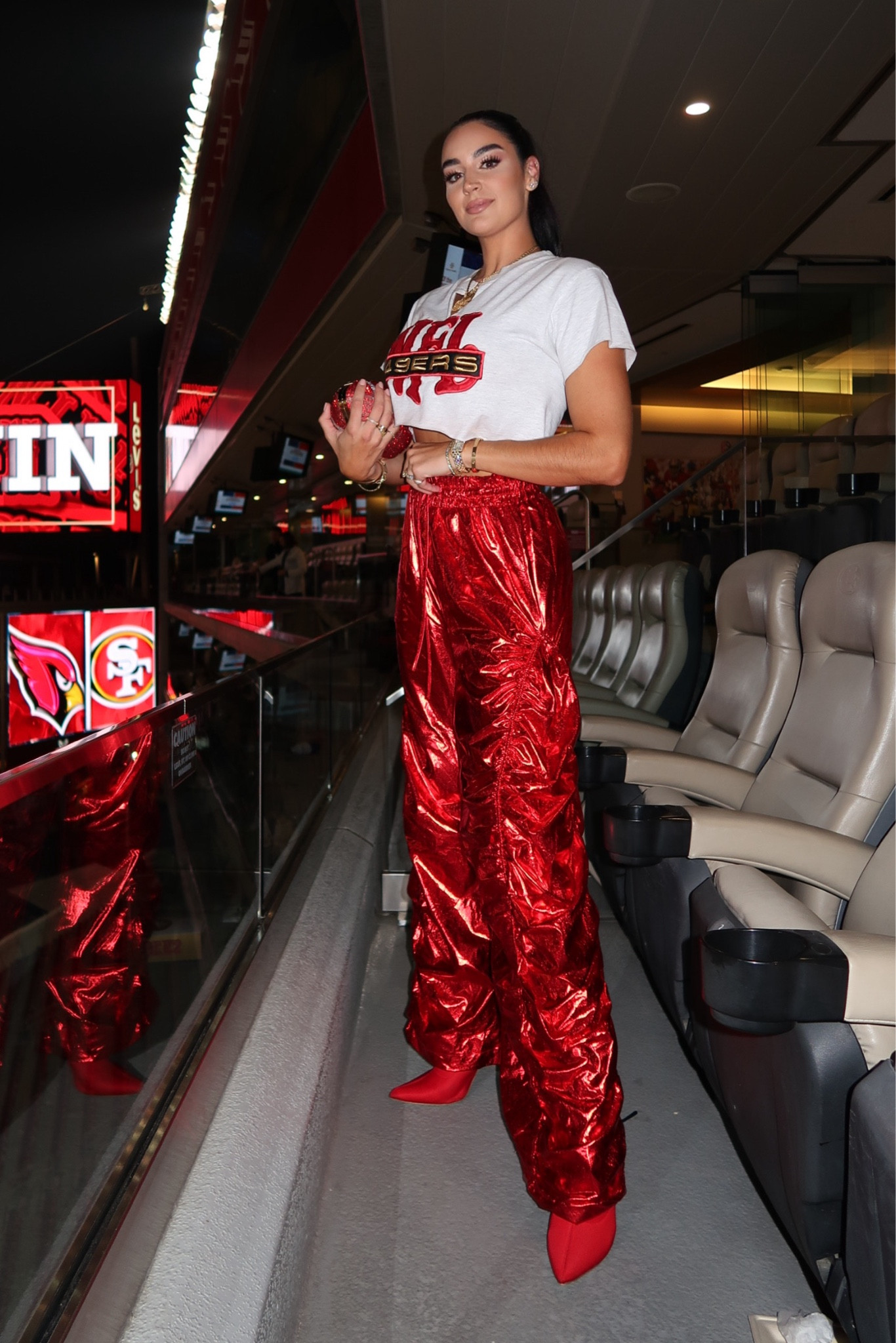 RECEIVER ep 1 outfit 