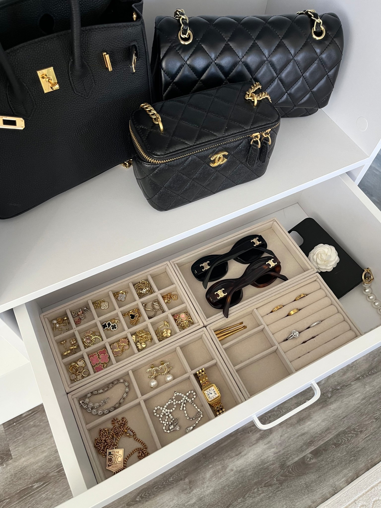 Amazon prime day favorites: the best jewelry organization 🤍

Amazon prime, prime day deals, sale alert, Amazon home, home decor, home finds, makeup vanity, beauty organization, beauty room, jewelry, organization, closet

#LTKSaleAlert #LTKHome