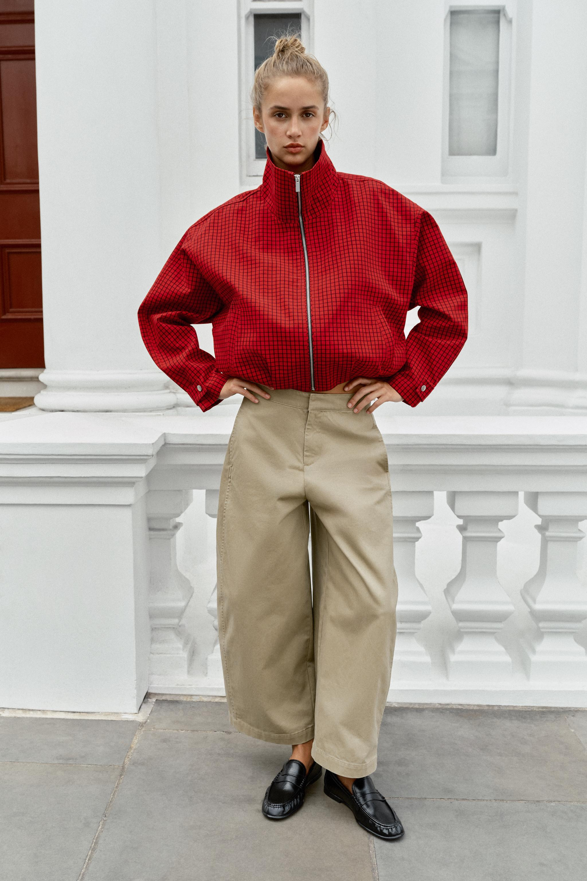 High-waist trousers with front pockets. Featuring a wide-leg, cropped design and a front zip and ... | Zara UK
