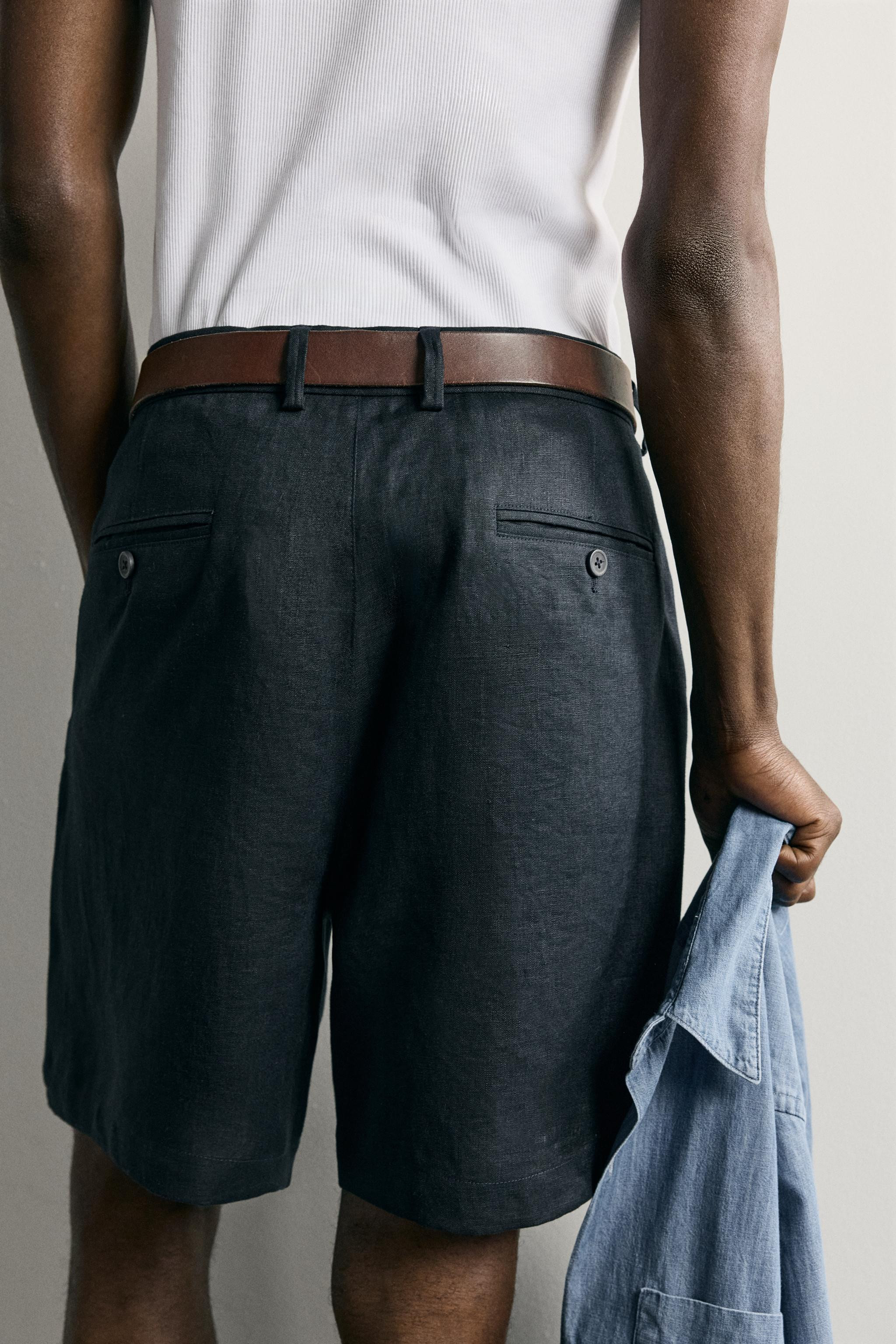 Gr\u00f6\u00dfe des Models: 188 cmRegular-Fit-Bermudashorts aus Leinen (ausgenommen Futter). Vord... | Zara DE