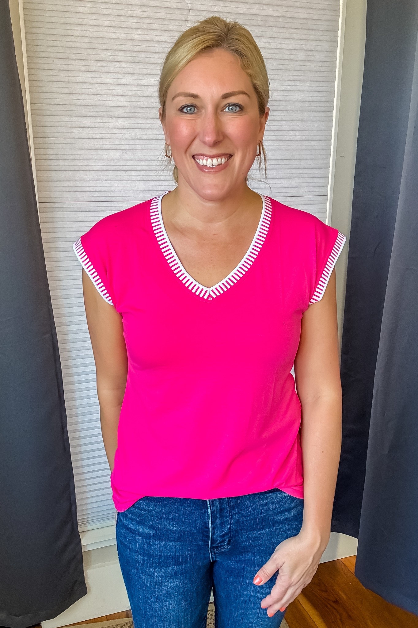 This top is pretty in pink! 💕 I love the cap sleeves and the stitching on the collar and sleeves. The fabric is comfortable and flattering. Comes in a bunch of colors! 