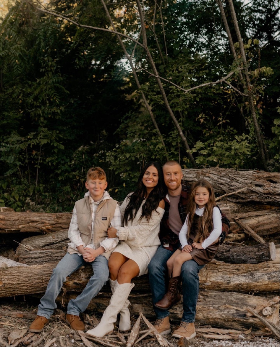 Fall family photo inspo 

Fall photos 
Fall outfits 
Halloween 
Jeans 

#LTKstyletip #LTKHoliday #LTKfamily