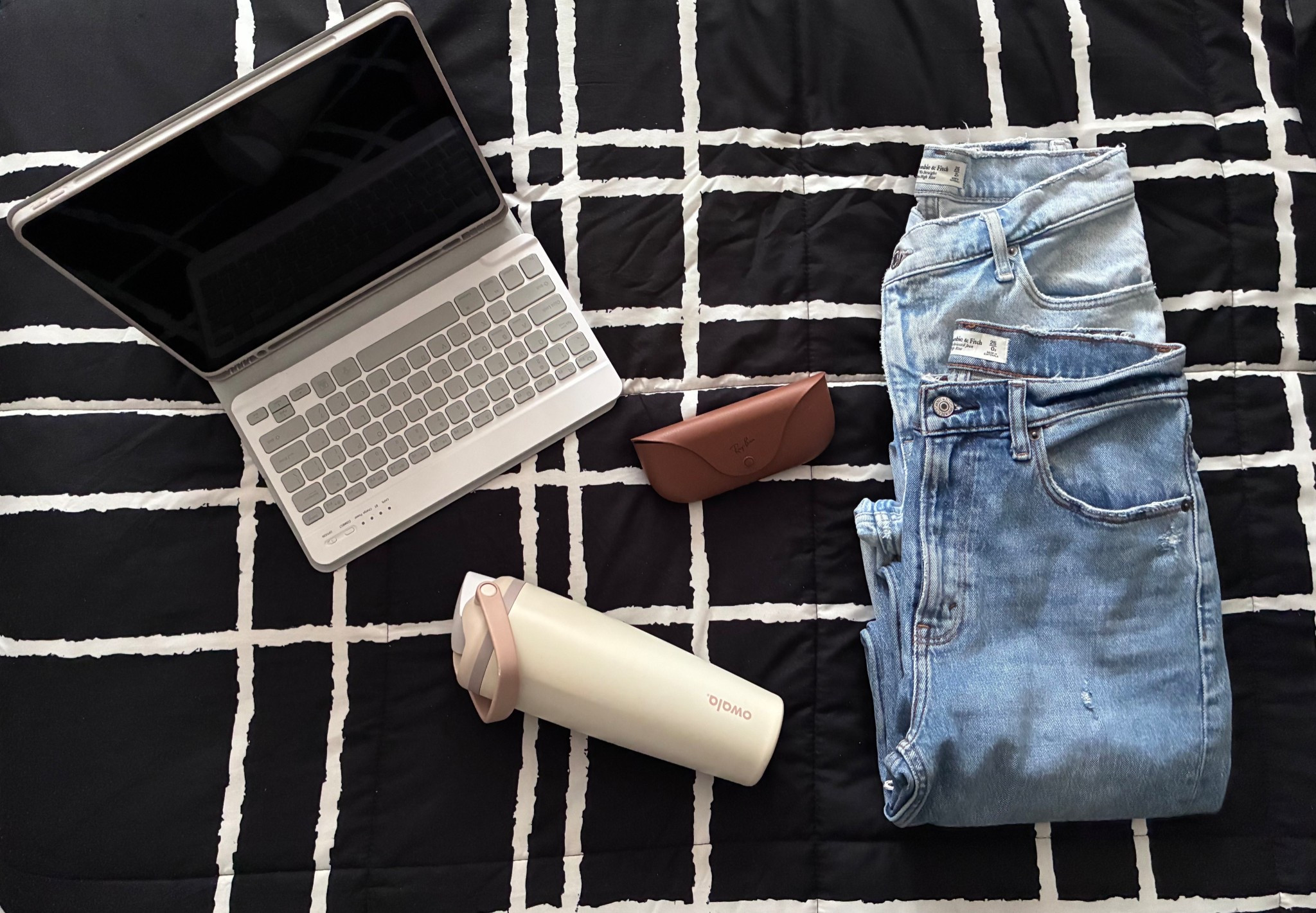 A little productivity, a little style 🤍
My current everyday essentials — timeless denim, practical tech, and small things that make daily life easier.

#LTKdayinmylife #LTKmomlife #LTKActive