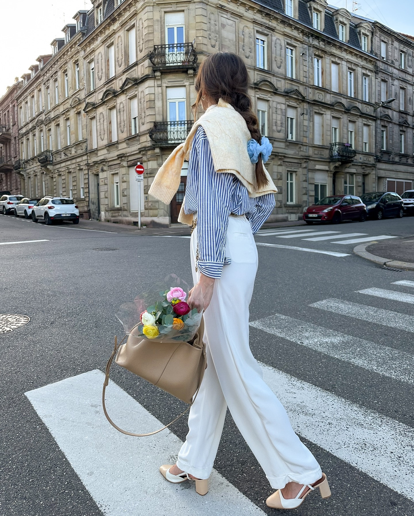 Butter yellow 💛
Un cardigan jaune tout doux, des rayures et un pantalon en soie pour un look de printemps élégant 💐 
[brands tagged, any ref, dm me 🫶🏻]
•
•
•
•
Spring outfit, pastel outfit, look printanier, tendance mode, chic style,elegant outfit idea, silk pants 
#springstyle #elegantstyle #parisiennechic #parisianvibes #springoutfitinspo #parisiennestyle #frenchgirlstyle #pasteloutfits #effortlesslychic