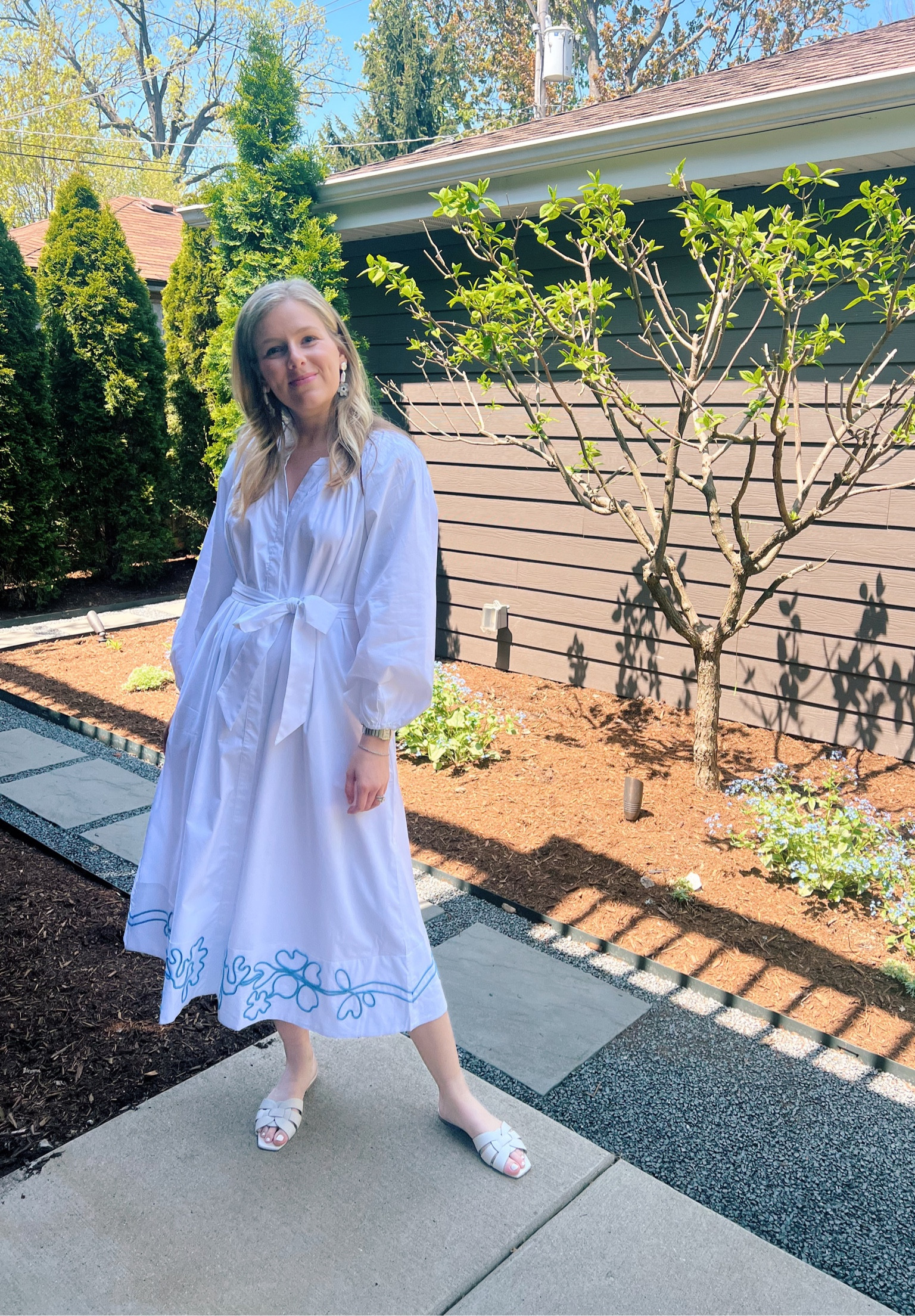 A crisp white cotton dress that will take you all the way through summer! Snag one for you and your mom this Mother’s Day! 

#LAKEpartner