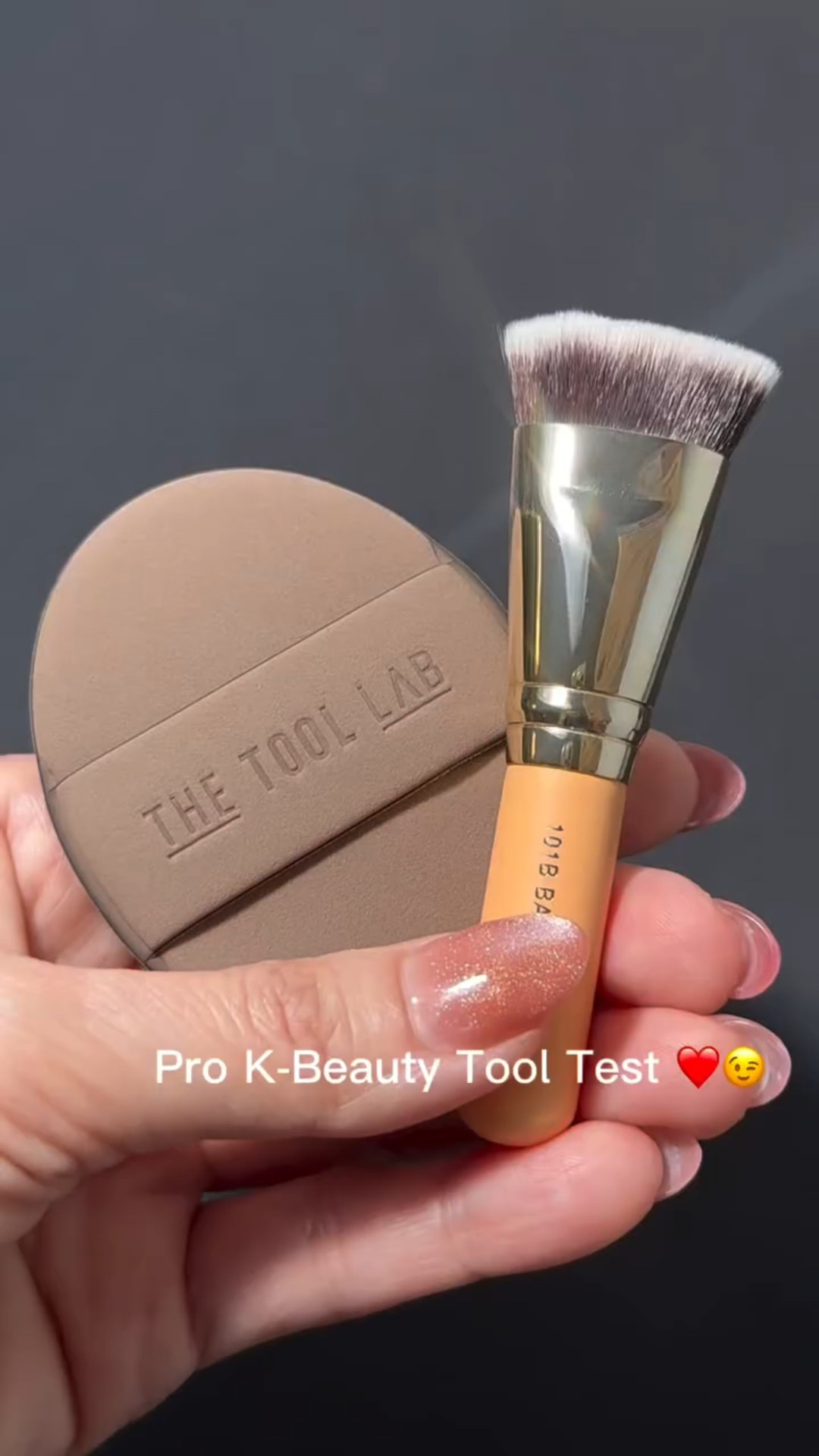 Matte Foundation… but ZERO Cakey? 👀✨ Pro K-Beauty Tool Test

I tested the most matte, highest-coverage foundation with THE TOOL LAB All Day Fitting Duo (Glow type) — and I’m honestly impressed.

✨ My tip:
Place 1–2 pumps of foundation on the back of your hand, swirl fast with the dense flat brush before it dries. The brush picks up product evenly and thins out dry, matte formulas, making blending feel effortless — no dragging, no cakey mess.

Then I tap everything in with the sponge to perfect the finish.
The result? Smooth, even, long-wearing base with less product waste 👌

✔️ Dense flat-head brush = pro-level buffing
✔️ Fingertip-fit sponge = seamless blending
✔️ Compact & travel-friendly = makeup bag essential

Matte foundation girlies… this duo WORKS.

#TheToolLab #KBeautyTools #FlawlessBase #FoundationHacks #MakeupTools