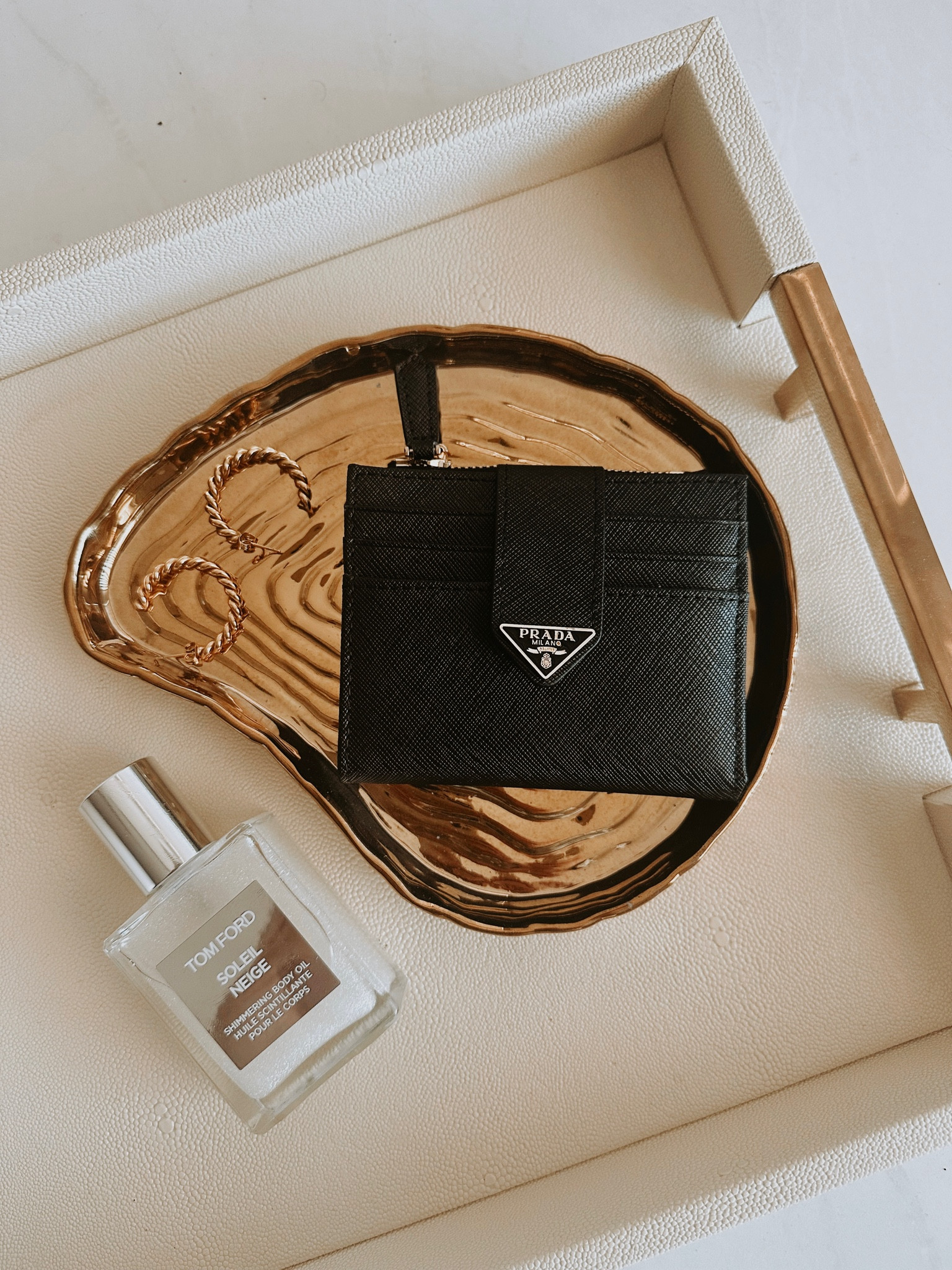 DHGate Prada Wallet 🖤 

Follow me on IG @mercedes.karre

#dhgate #dhgatefinds #dhgatefind #prada #tomford #perfume #coffeetabletray #amazonhome

#LTKbeauty #LTKstyletip #LTKunder50