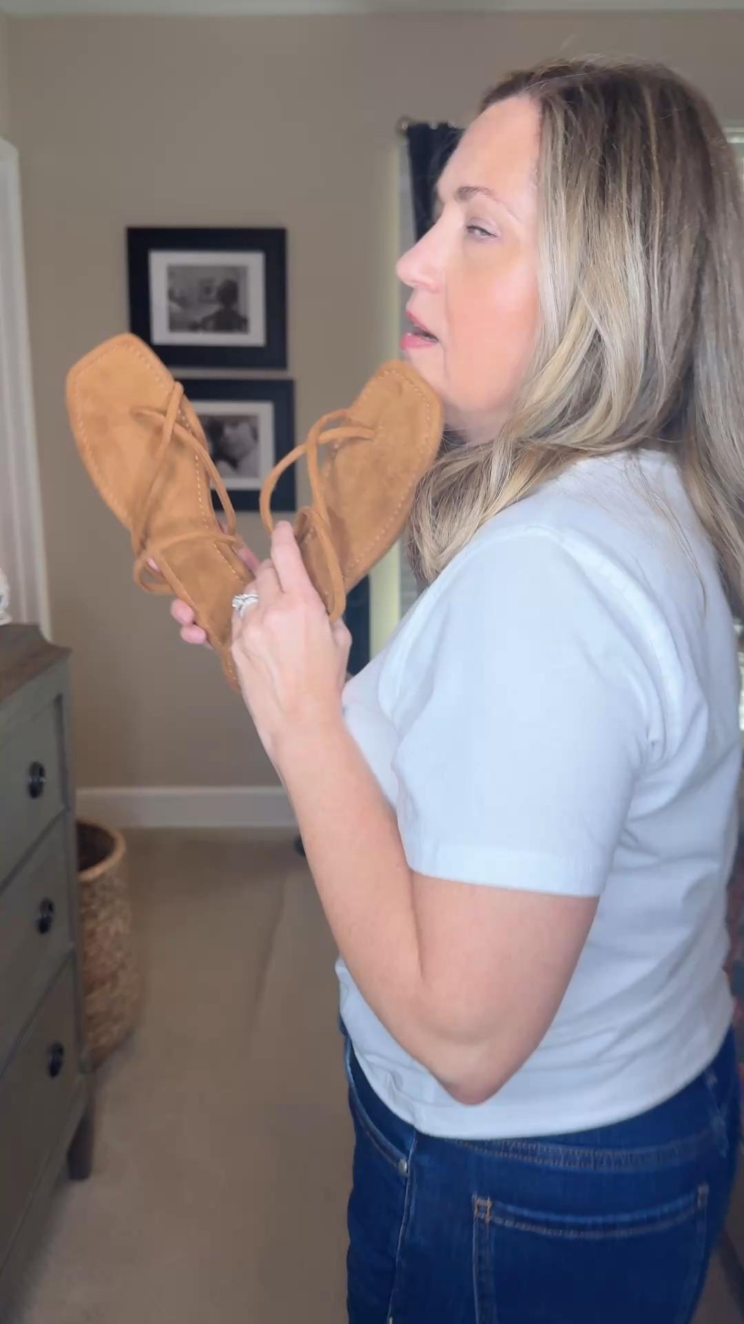 I love a pair of Simple sandals with jeans and a white T-shirt. It’s an easy look, but still has a classic field to it. ￼