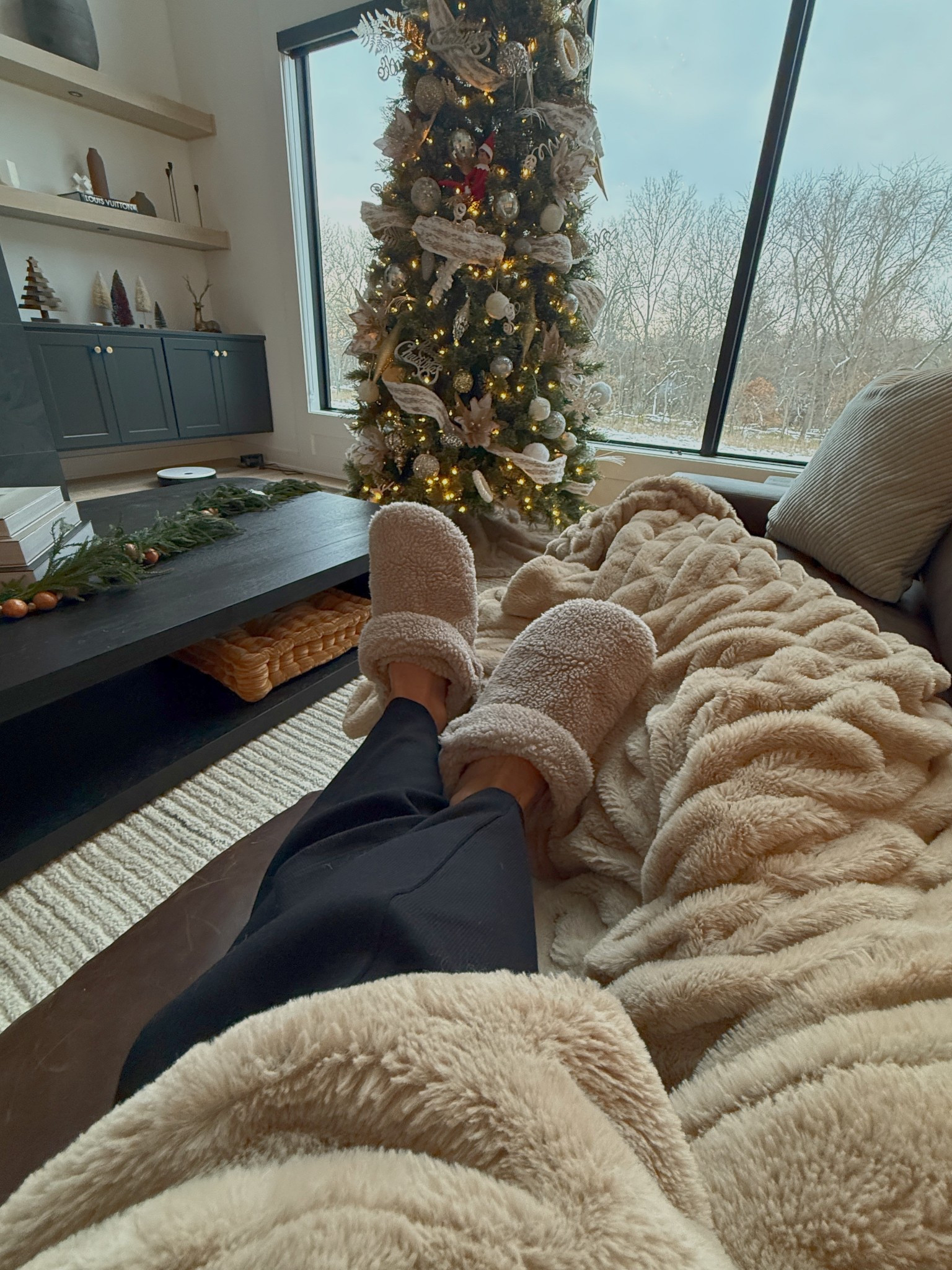 Get the coziest slippers from @crocs they will make the perfect holiday for yourself or someone you love! #ad #crocspartner