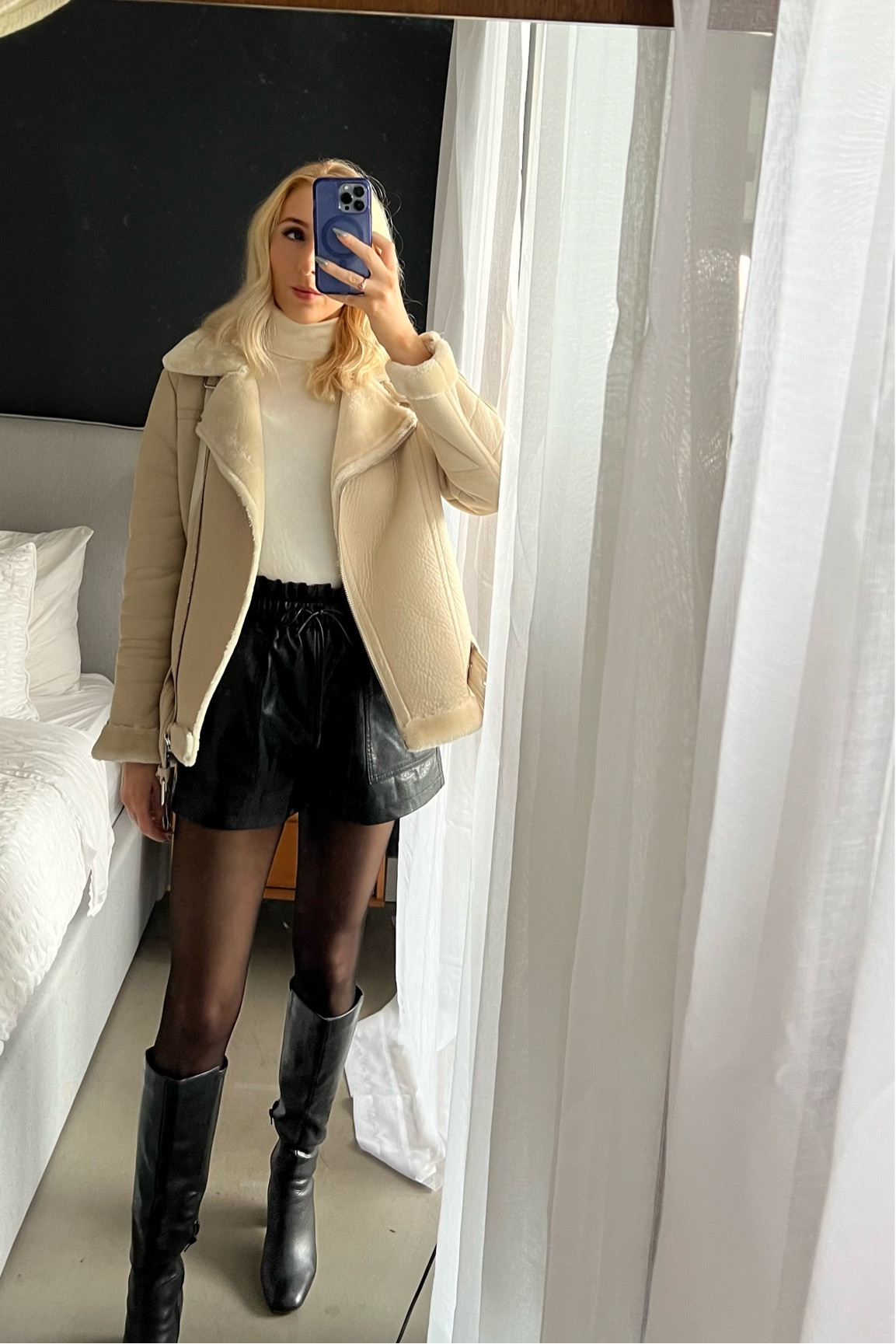 Cozy, festive look ❄️ 


Sherpa jacket, leather shorts, knee high boots, winter outfit, holiday outfit 

#LTKSeasonal