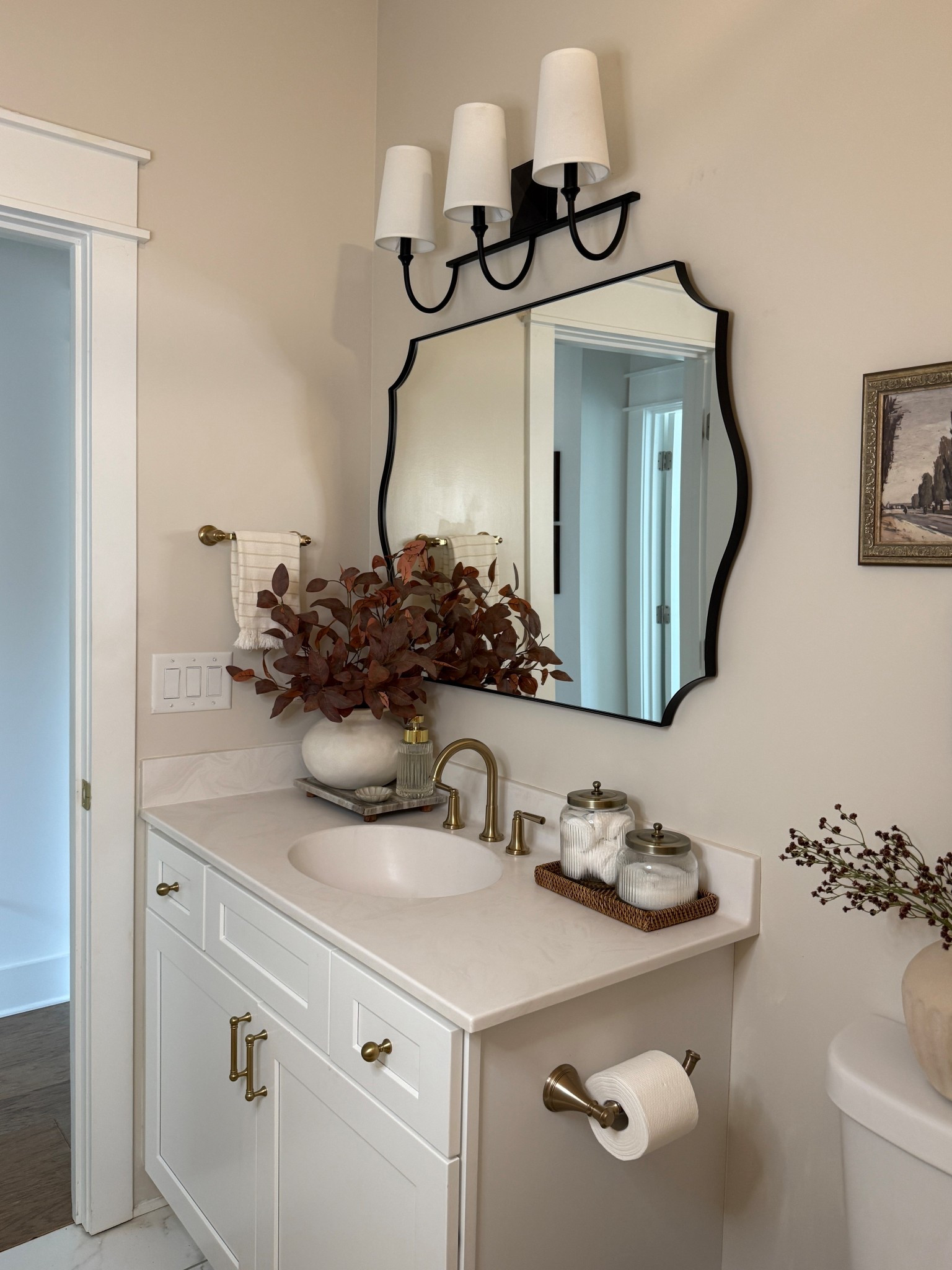 In case you missed it, we made a few small but impactful changes to our guest bath this month and I couldn’t be happier with how it turned out!! 👏🏻