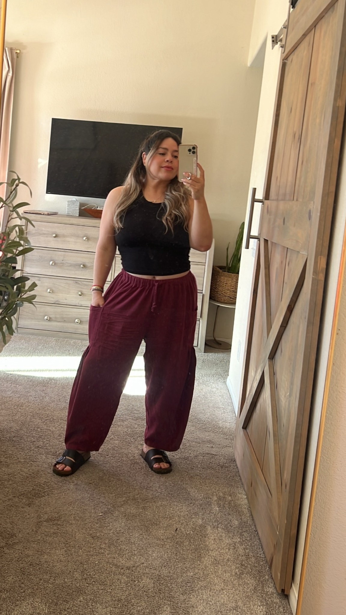 Momfit of the dayyy. ✨ Pants size Small they do run big, top size Medium, love this lippie. 