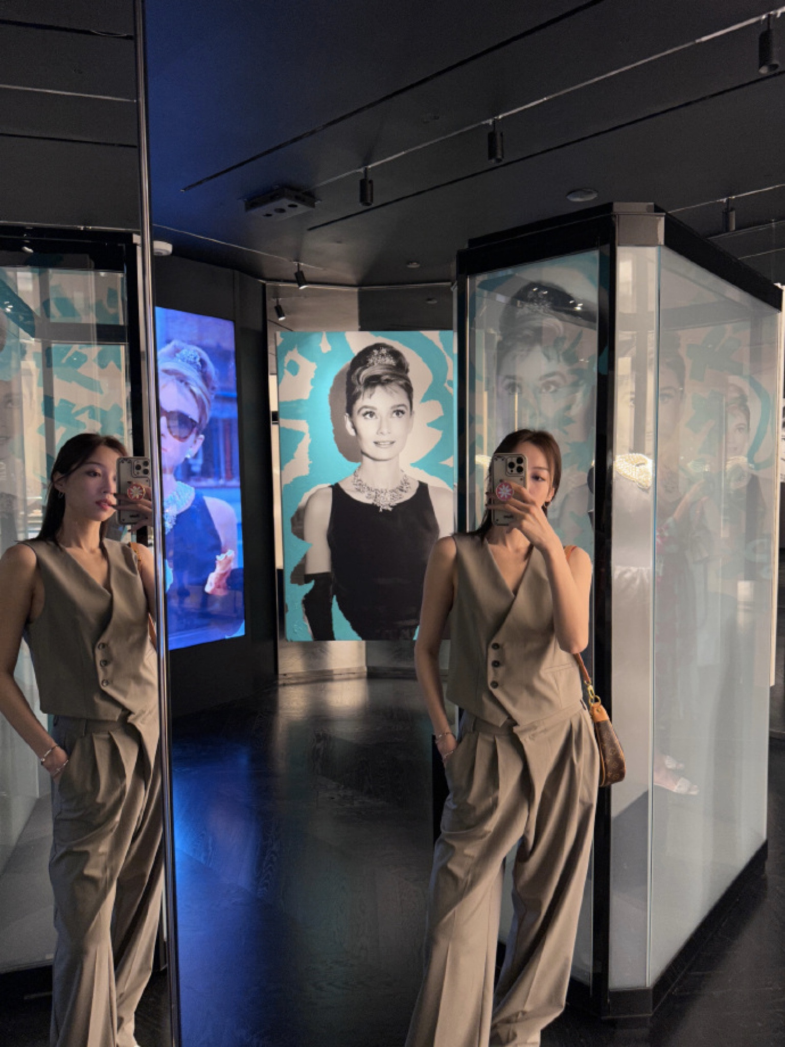 Tiffany纽约第五大道旗舰店启幕
早上八点集合的一天🕗
装修后的新店像博物馆一样，每层楼都是不同的主题🏛️
我最喜欢的是Tiffany的早餐那一区，原来这部电影的原型是本书呢📖
下午去看了《红磨坊》一部纯纯恋爱脑的音乐剧🧐
晚上的餐厅真的太！好！吃！了！在纽约的朋友们真的可以去试试！不会失望的🤩
#LTKchina #LTKasia

#LTKstyletip #LTKitbag #LTKfit