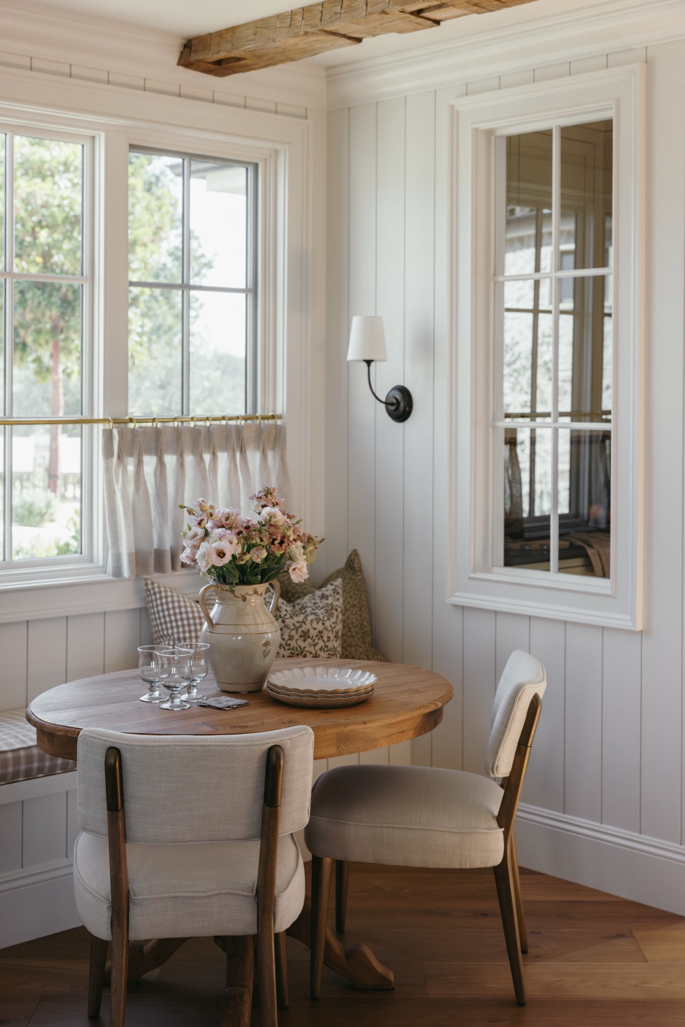 The prettiest, ocean-side breakfast nook with pieces from @Perigold. When I saw these #CostaNovaTableware scallop plates, I knew they belonged in this space. #Perigold #PerigoldDesign #PerigoldPartner @CostaNovaTableware