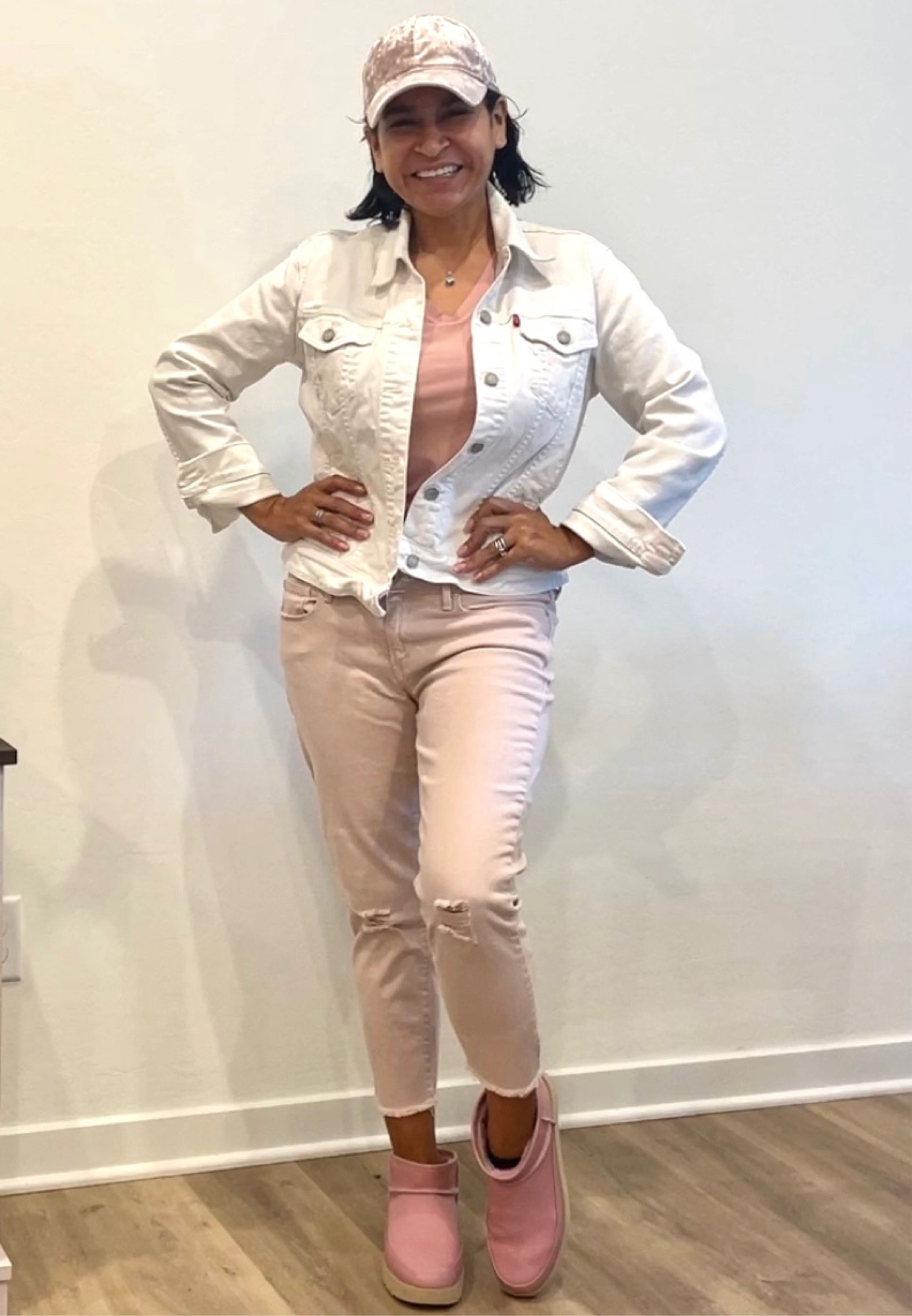  #pink #pinkuggs #ultraminiuggboots #whitelevisjacket #levisdenimjacket #whitejeanjacket #pinkjeans #pinkvelvethat #pinktee #flattering #winterboots #miniuggs casualootd #momstyle #petitestyle

#LTKHoliday #LTKSeasonal #LTKshoecrush