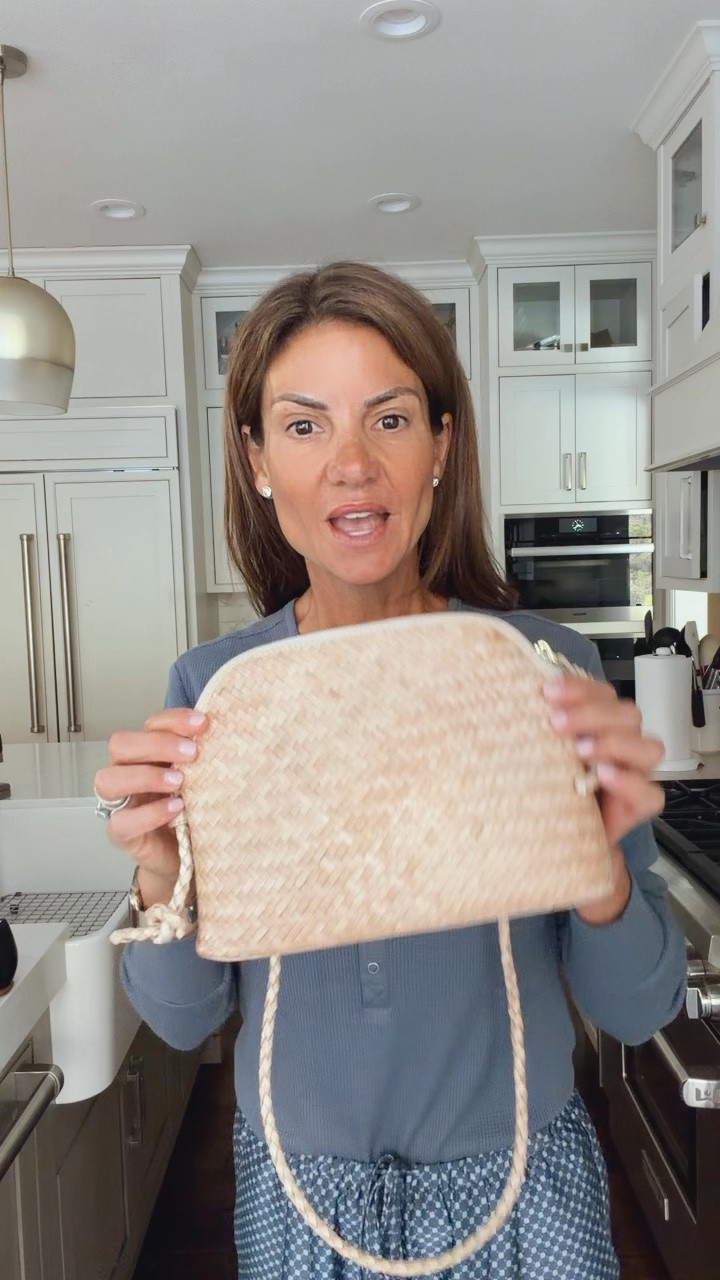 Perfect size and well made. Love the texture of the woven leather. On sale 20% off all bags. A great add to your outfit @shopcapitalz #ad
Use code LESLIE for 20% off.