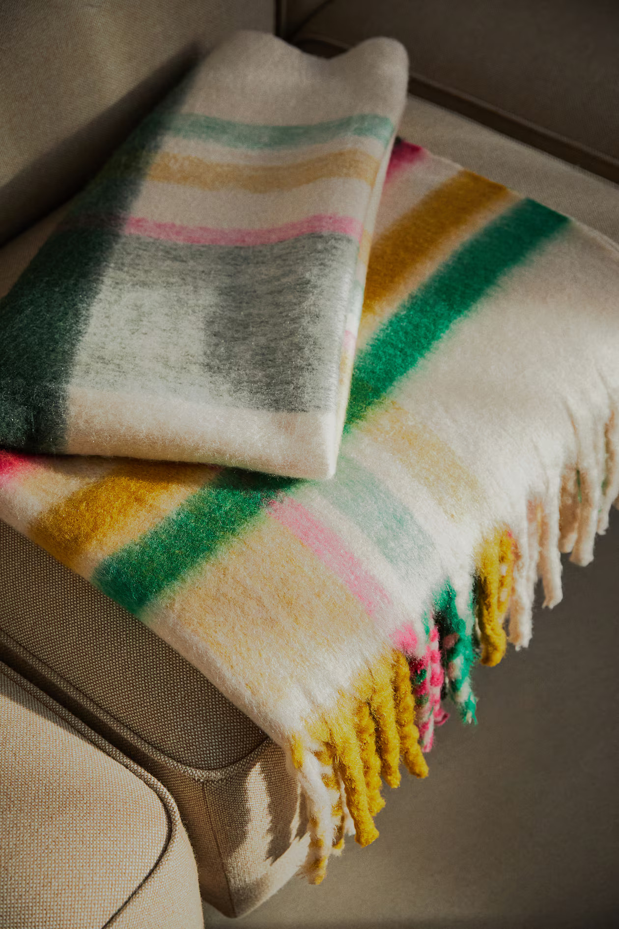 Patterned blanket | H&M (UK, MY, IN, SG, PH, TW, HK)