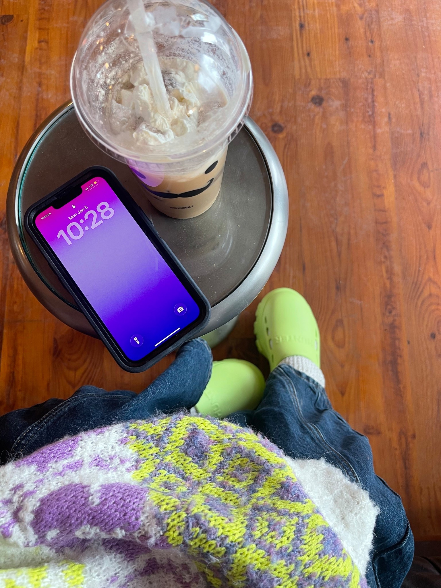 Slow morning: this & no notifications🧋
(And a really cute outfit 🪻🐛)