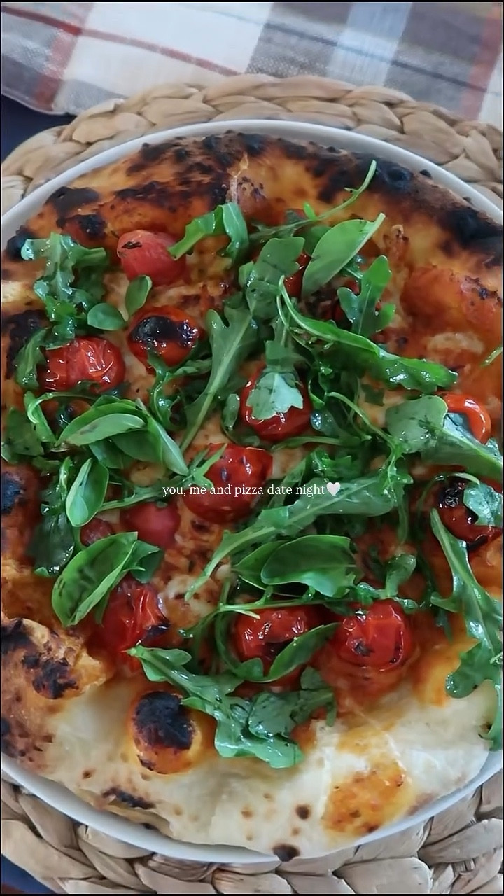 Creamy tomato pesto & arugula pizza for date night🥰