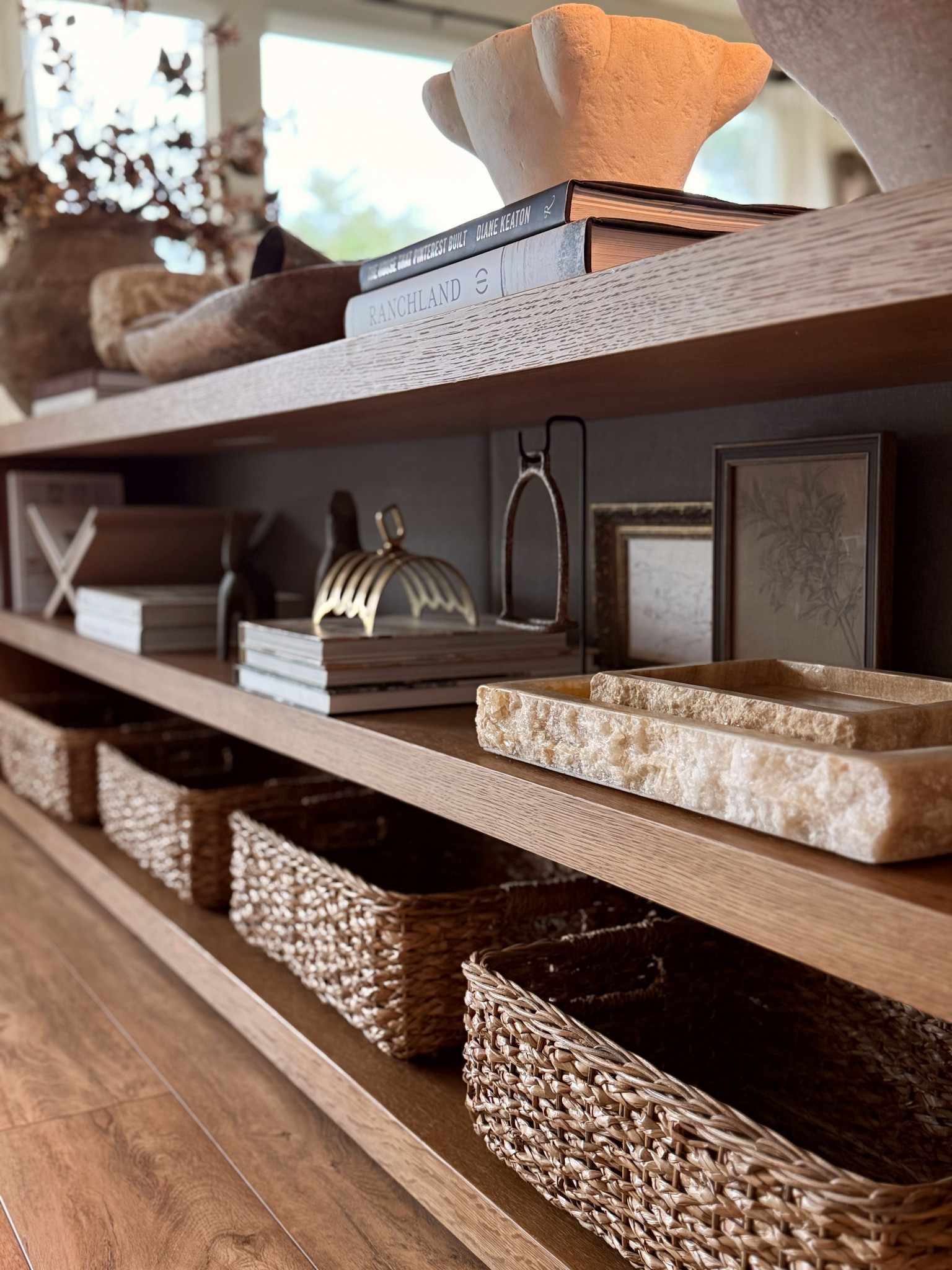 Open console styling.
.
NOTE: onyx raw trays are from Apostrophe Home 

#LTKHome #LTKU #LTKActive