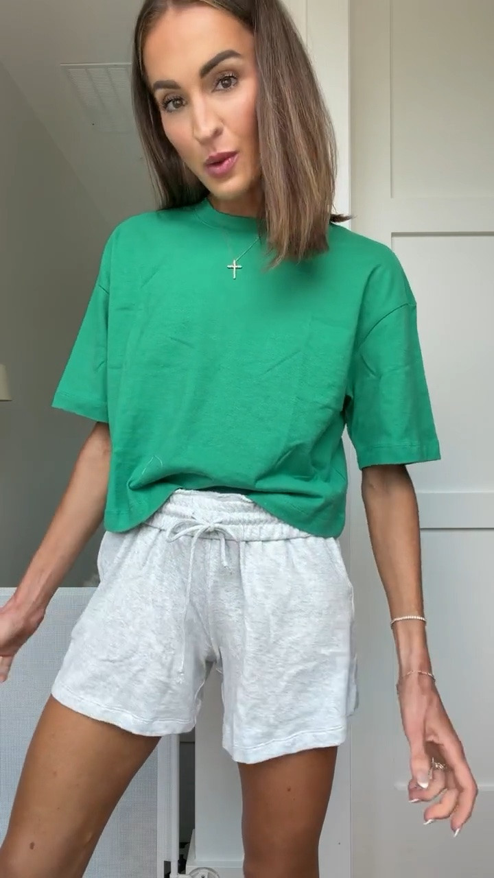 Shirt and shorts both 50% off rn!! 🙌🏼 fit is a little oversized

#LTKootd