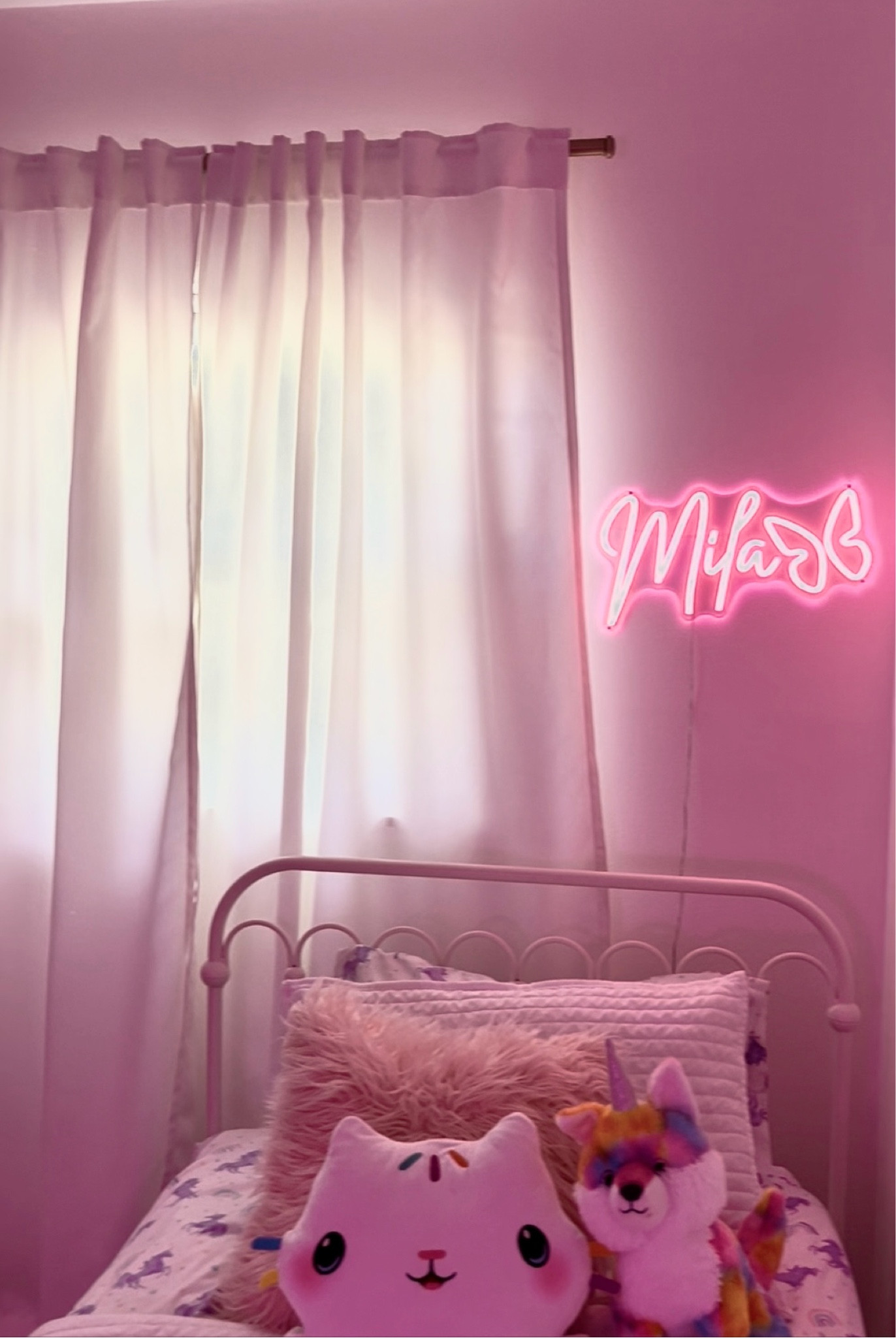Mila’s Room Makeover 💜 


Neon name light, acrylic bookshelves & pink decor.
#girlsroom #kidsdecor #girlsdecor

#LTKKids #LTKHome