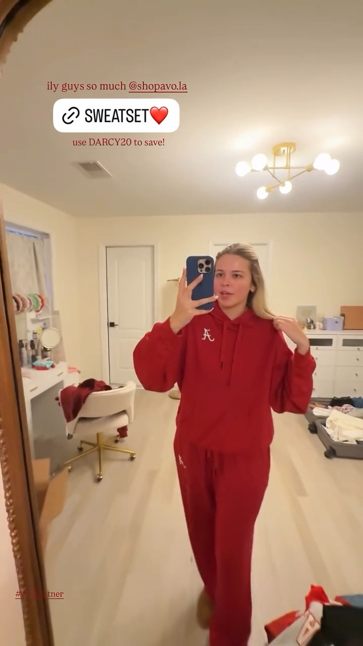 This sweater is literally the MOST butter soft material ever! ❤️😍

#LTKGiftGuide #LTKHoliday #LTKootd