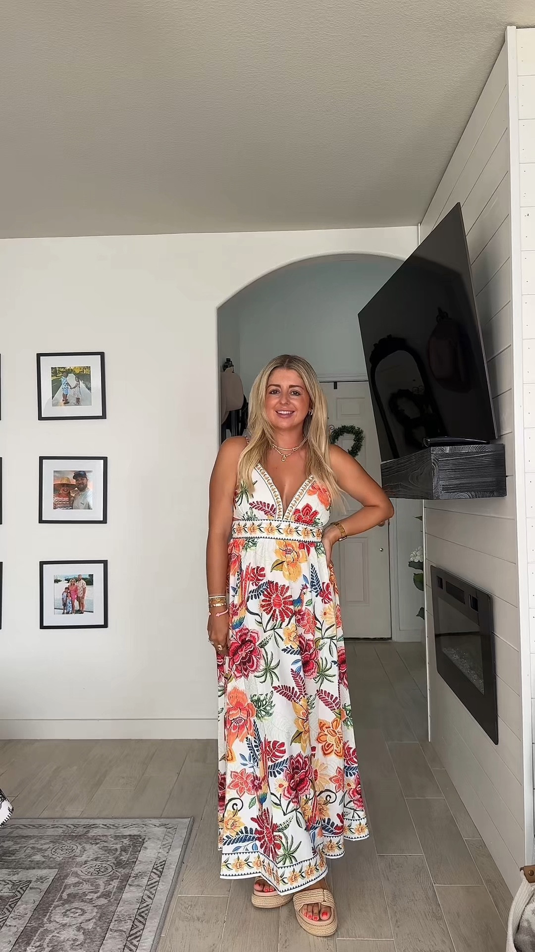 Perfect summer and vacation dress! 
Size small
Sandals up 1/2 a size 
Vacation, date night, summer dress