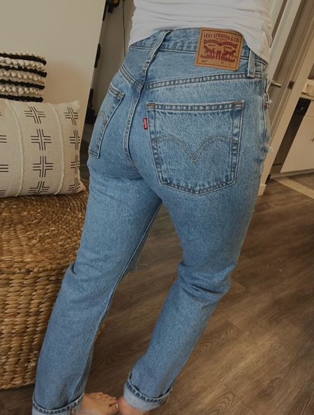 Obsessed with these Levi’s from target! I went with my true size 26. They are boot cut and looks super cute when you fold them one time. Great quality. Perfect blue Jean color🫶