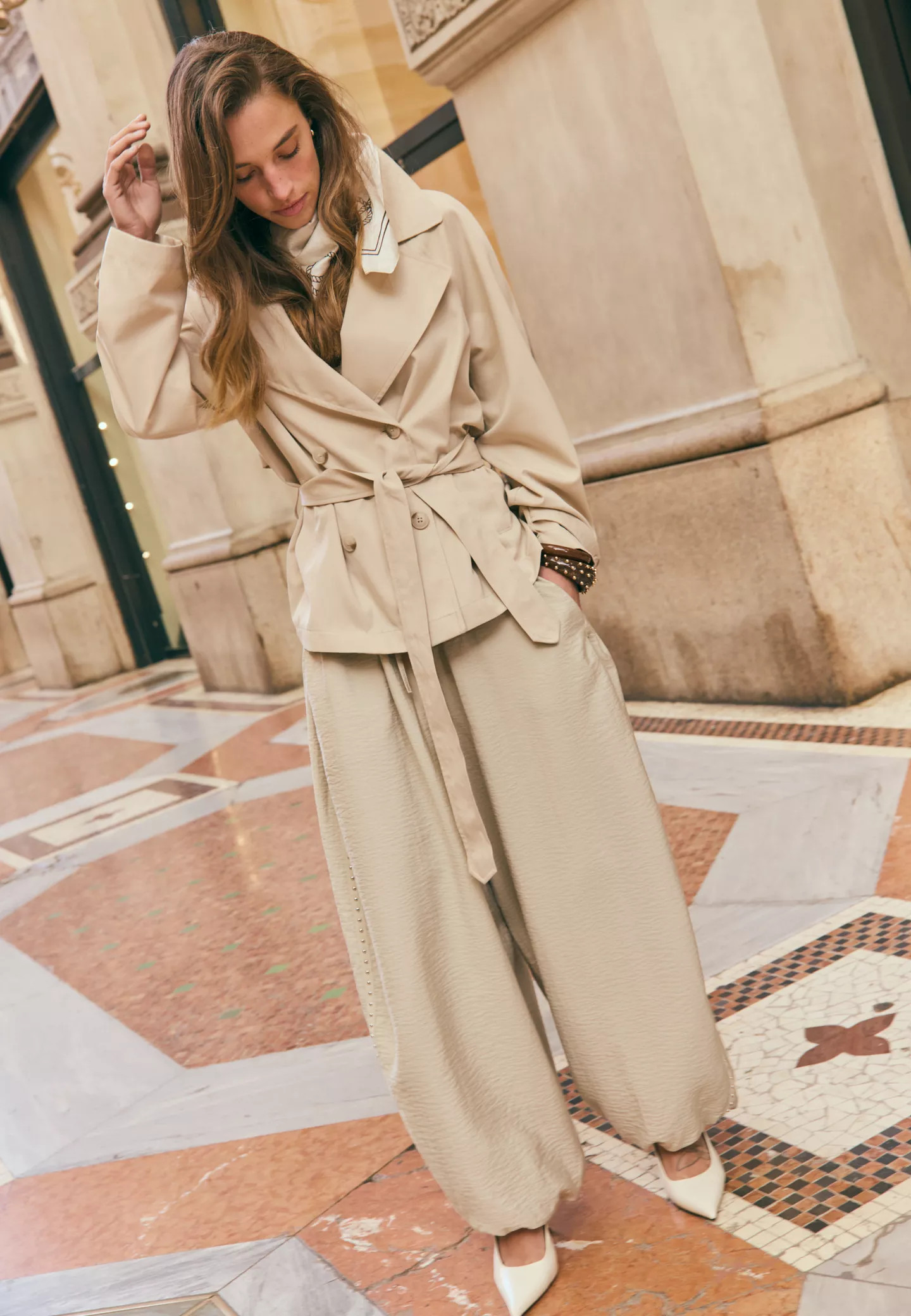 Short flowing trench coat with belt - Women's Jackets | Stradivarius United Kingdom | Stradivarius (UK)