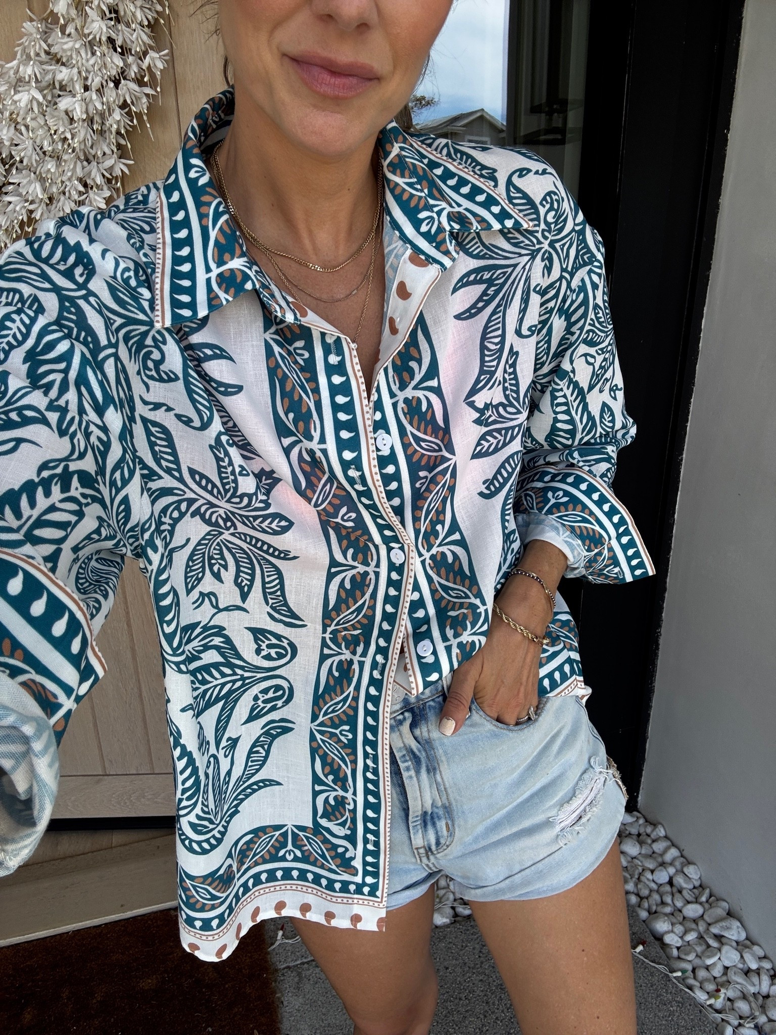 Today’s outfit. Wearing a size small in the top and a 28 in the shorts. ￼