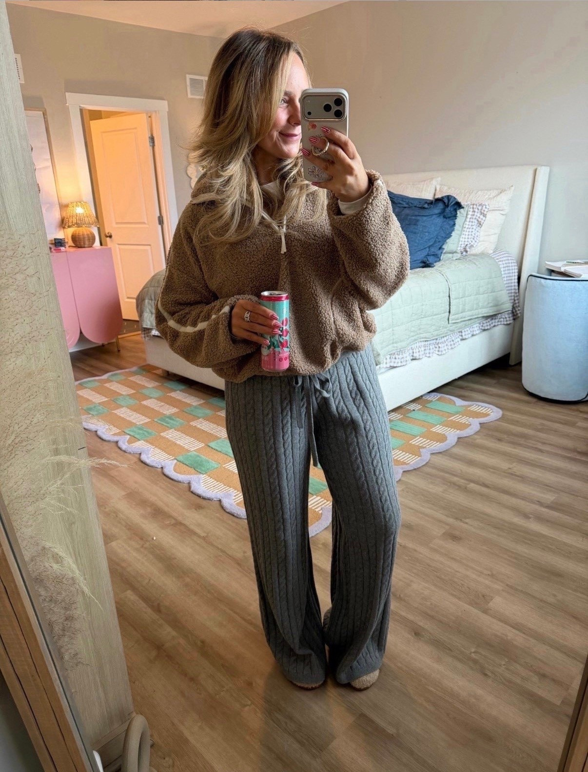 The definition of cozy but still cute 🤍
Soft sherpa pullover + ribbed lounge pants = an outfit I actually live in. Perfect for school drop-off, errands, or staying home and pretending you’re “resting.”