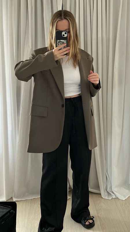 4 simple airport outfit ideas… this is my go-to formula every time. Loose fitting black trousers, a plain racer back vest, an oversized blazer and a pair of comfy Dad sandals 🖤
Airport outfit ideas | Travelling outfit | Holiday outfit | Arket oversized blazer | Black silk trousers | Elasticated trousers | Cross body bag | Linen trousers | Pull on trousers | Skims trousers 

#LTKeurope #LTKtravel #LTKsummer