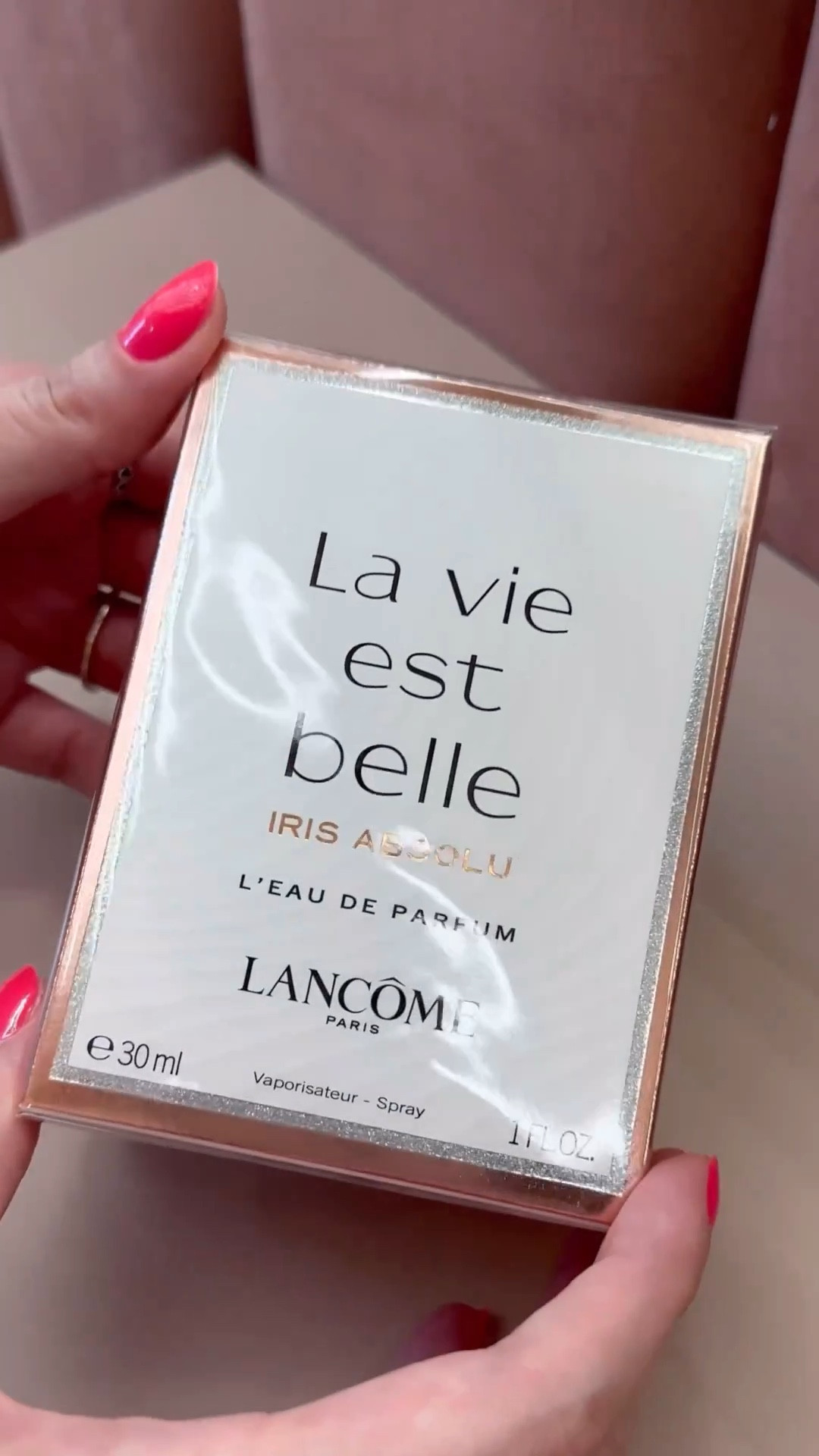 La Vie Est Belle Iris Absolu de Lancôme lançado recentemente em 2023, classificado como floral frutado gourmet. 💗✨

As notas de topo são: Groselha Preta, Figo e Flor de Laranjeira. As notas de coração são: Flor de Laranjeira e Jasmim. As notas de fundo são: Íris, Acorde Gourmand e Patchouli.

#LTKbrasil #LTKbeauty