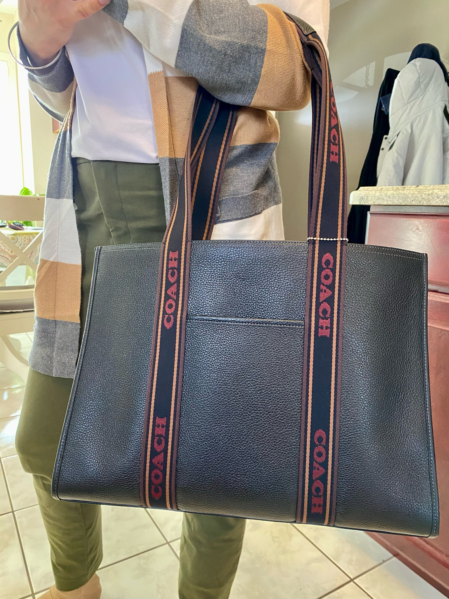 I’m in love with my new Coach work bag! My previous leather bag has lasted me 11 years so I hope this does the same.

•Leather exterior, inner fabric lining.  
•Large enough to hold my 15” laptop, a textbook, my water bottle and 40 exams.
•Inside pockets for my wallet & phone.


#LTKitbag #LTKsalealert 

#LTKworkwear