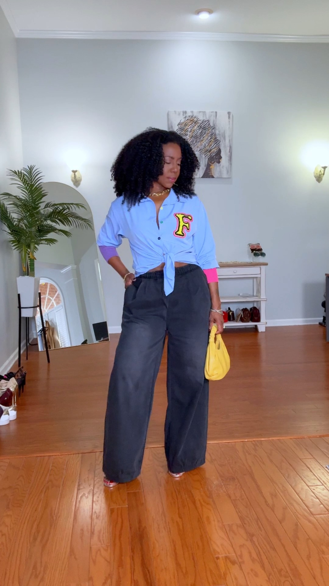 These baggy barrels are bringing ALL the drama to this casual chic look.

Styled with a fun, whimsical button-down tied at the waist, strappy heels to elongate the leg, and a yellow hobo to tie the look together. 💛

Easy. Elevated. Effortless.

Definitely one of my favorite weekend/brunch/cashz outfits.

Everything is linked in my LTK.
Tap to shop or comment SHOP for links.

.

.

.

.

.

#CasualChic #BarrelPants #WeekendStyle #ElevatedCasual #LTKFinds #fyp

#LTKootd #LTKgrwm #LTKOver40