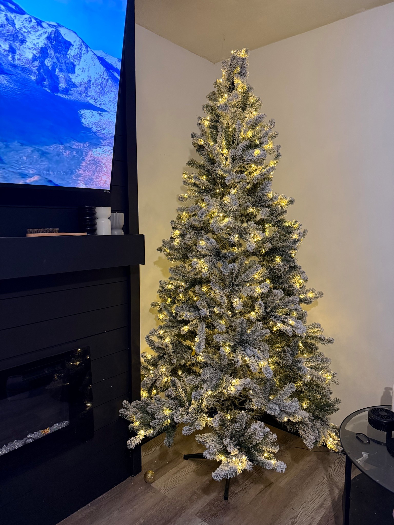 My pre lit flocked Christmas tree!  🎅🏽🌲