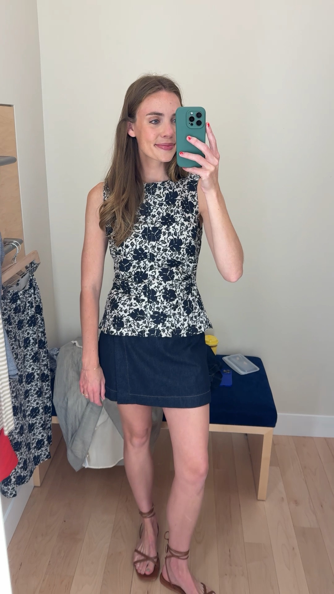 This was one of those trips to Madewell when I wanted to buy literally everything I saw! Guess what I ended up leaving with 🤭 #tryon #dressingroom #momstyle #summerinspo #madewell