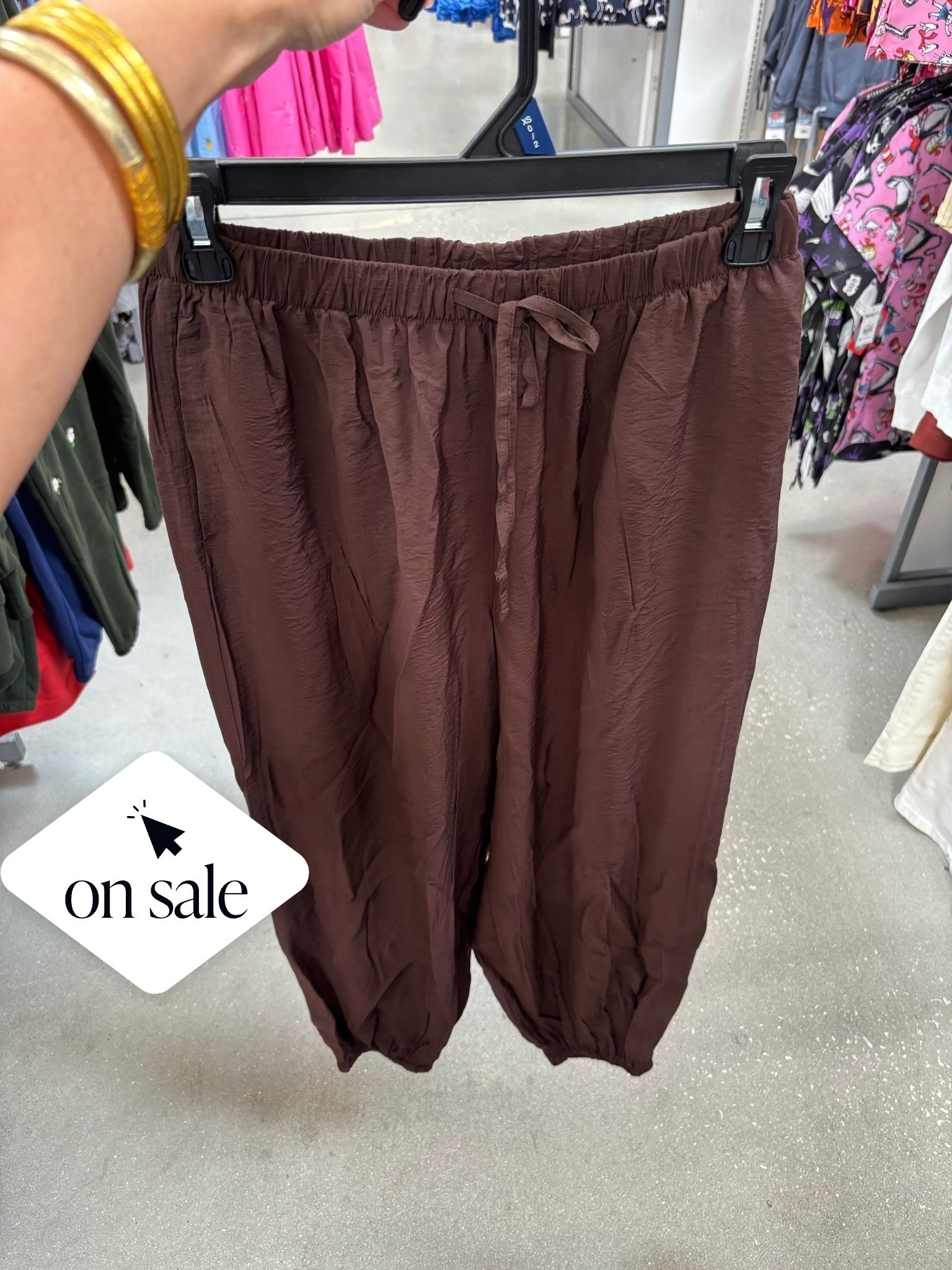 $15 pants!!! 🤎 Such a good fall find and I love this chocolate brown!