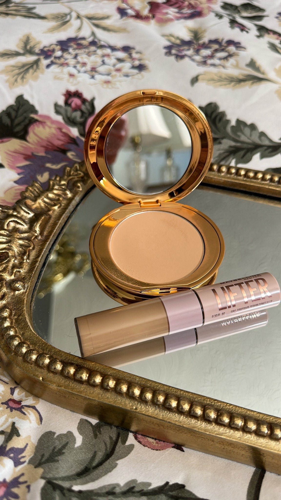 My secret to a Flawless under eye: this combo! 
Maybelline lifter concealer
M Co. beauty pressed powder