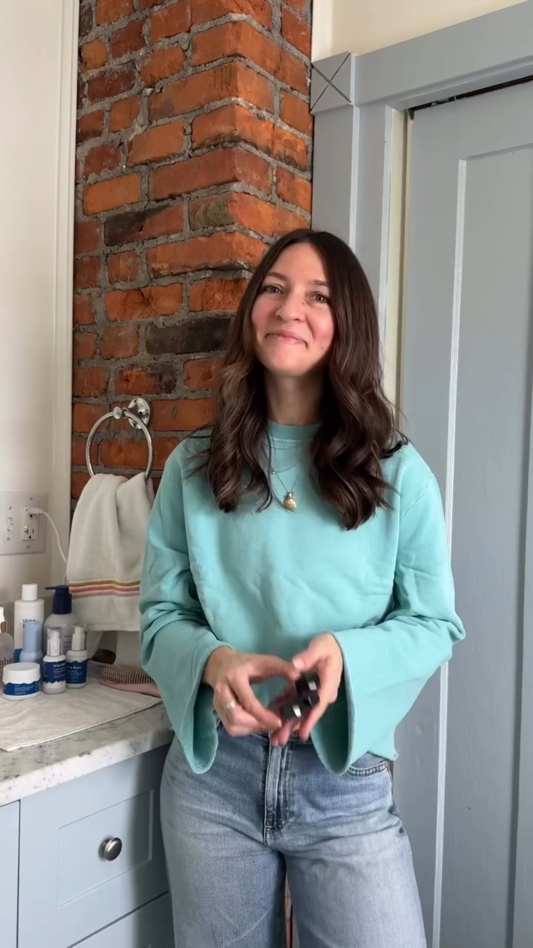 Try the @crunchicollection Swipe & Glow Trio Holiday Gift Set with me! It comes with their liquid cheek blush, Cheekmate, in Pomegranate, Luminescence Liquid Highlighter in Pink Nectar, & Hydrogloss Lip Oil in Sienna Red. They go on so nicely & look so pretty! I also love that their products are truly clean & actually work… plus they’re @ewgverified 🙌 #crunchi #cleanbeauty