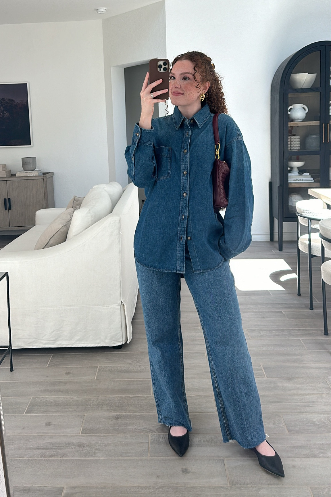 Abercrombie jeans in dark with raw hem (fit true to size)
Aritzia top in be about dark bleu (wearing small, oversized fit)
Bag is Amazon 