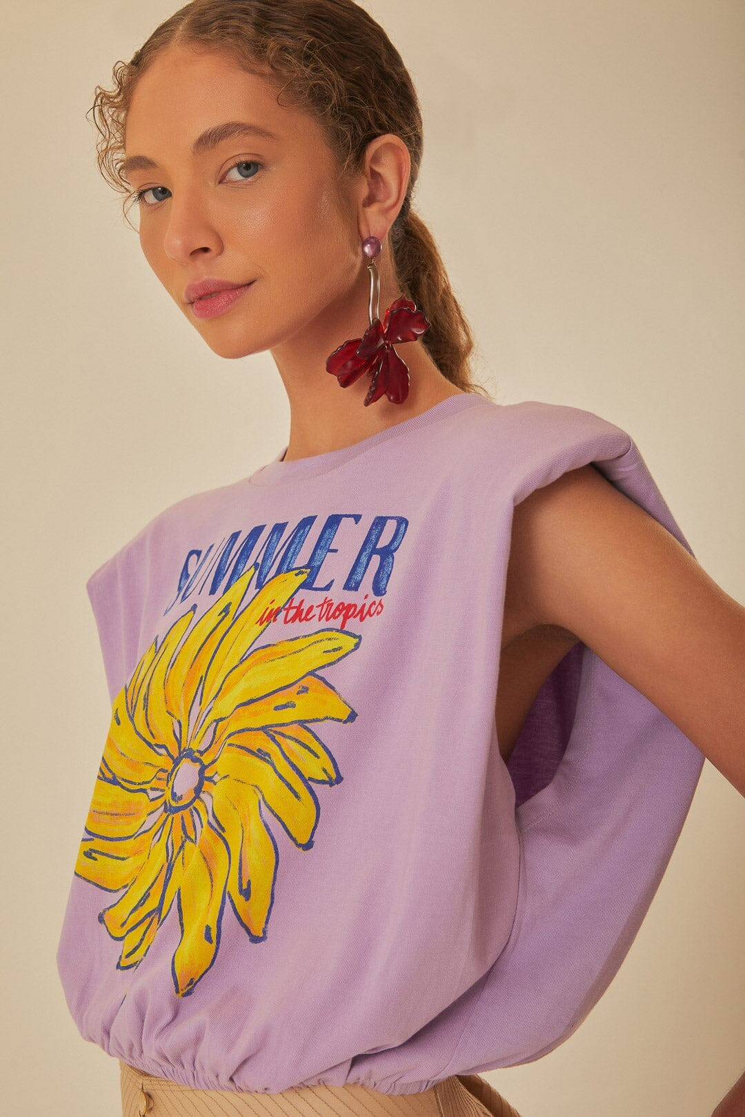 Lilafarbenes T-Shirt aus Bio-Baumwolle mit Schulterpolster „Summer In | Farm Rio EU