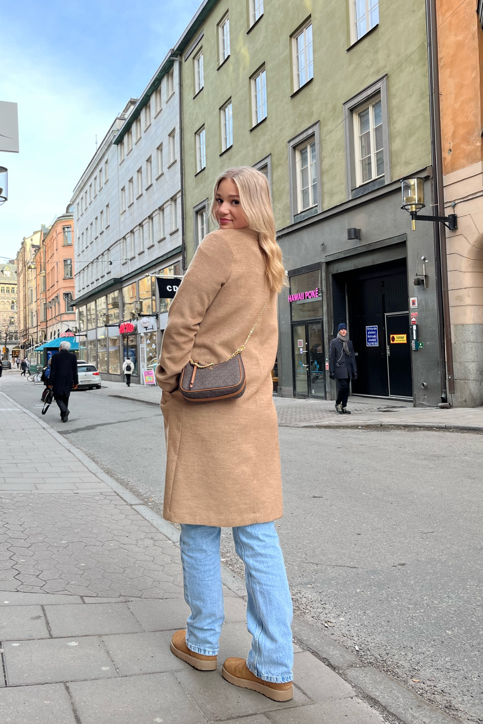 PERFECT SHOPPING OUTFIT, STOCKHOLM STYLE OUTFIT, LONG TRENCH COAT
(ugg outfit, trench coat outfit, instagram poses, michael kors hand bag)

#LTKbag #LTKshoes #LTKbeauty