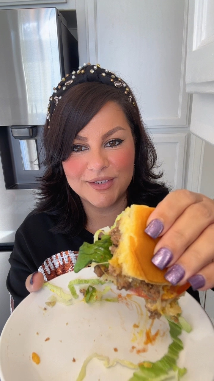 The easiest sliders you’ll ever make! Sweet, cheesy, and so good these Hawaiian roll cheeseburger sliders are gone in minutes. 🍔🔥

#CheeseburgerSliders #EasyRecipes #KingsHawaiian #SliderRecipes #DinnerIn30Minutes #PartyFoodIdeas #FamilyDinner #QuickMeals

#LTKParties