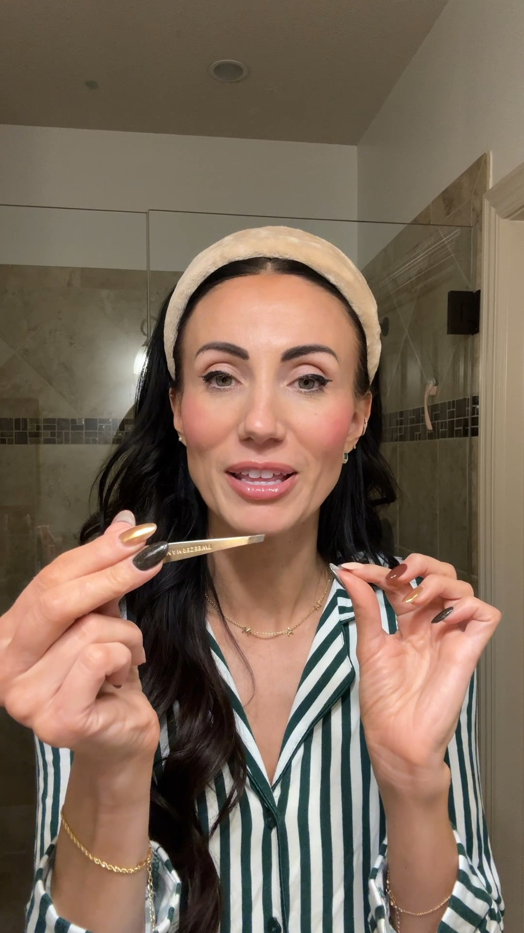 If you haven’t upgraded your tweezers this is your sign. Throw these into everyone’s stocking. @nordstrombeauty #nordstrompartner 