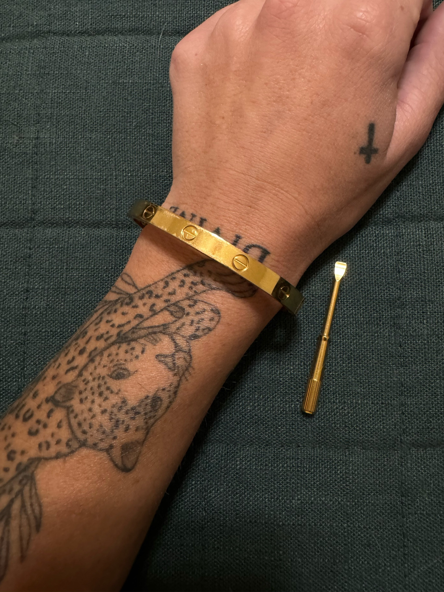 CARTIER LOVE BRACELET  

Comes with engraving, and the tool to take it on and off! 1:1 for sure! 

#dhgatefind #dhgate #lovebracelet #cartier #dupe

#LTKstyletip #LTKHoliday #LTKfindsunder50