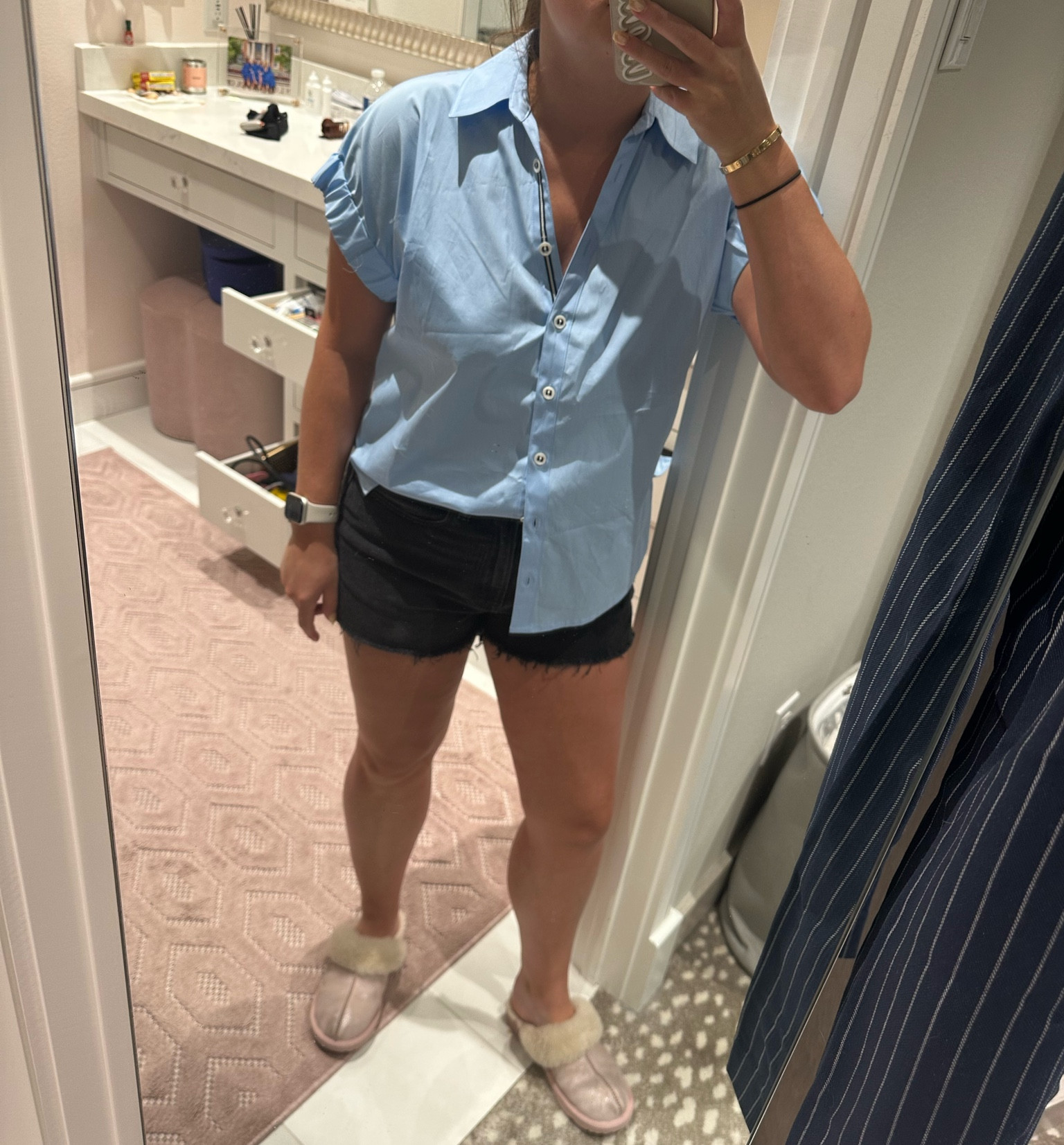 #fourthofjulyweekend 


Perfect top to dress up or down!! Shown here with casual jean shorts but could be dressed up with some slim fit pants for work! Will link how I would style two options!! 

#LTKitbag #LTKFind #LTKstyletip